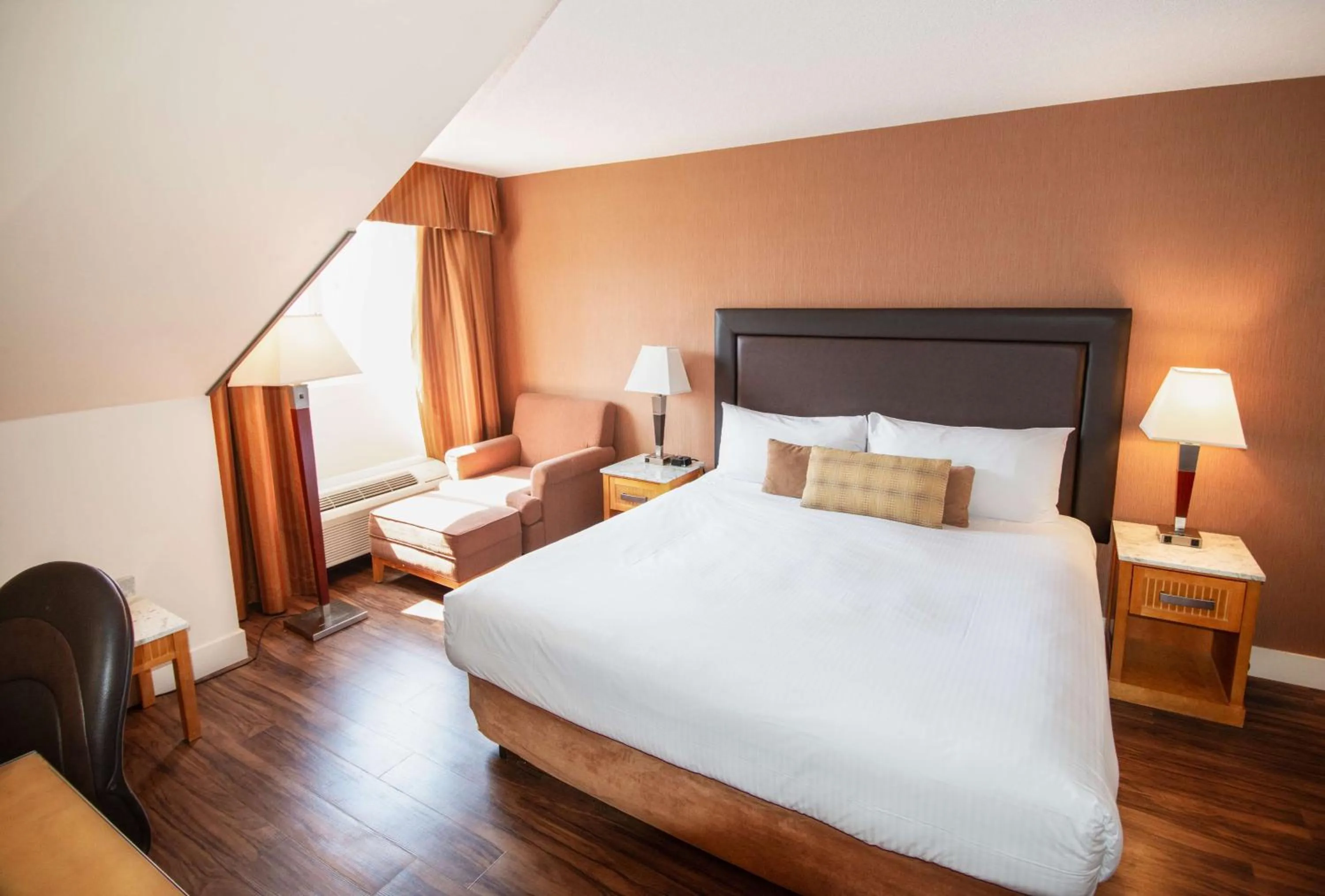 Bedroom, Bed in Coast Hillcrest Hotel