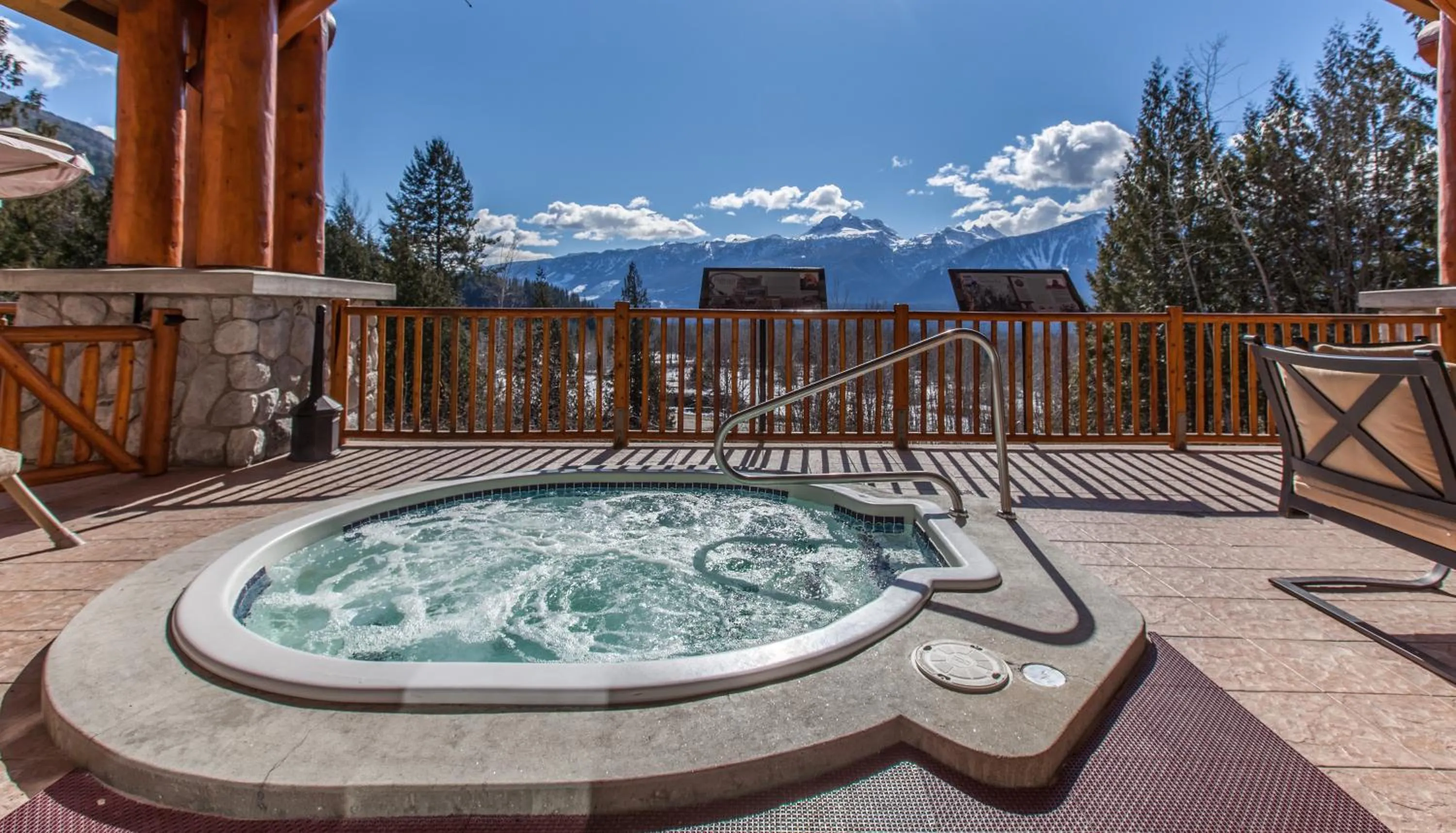 Hot Tub in Coast Hillcrest Hotel