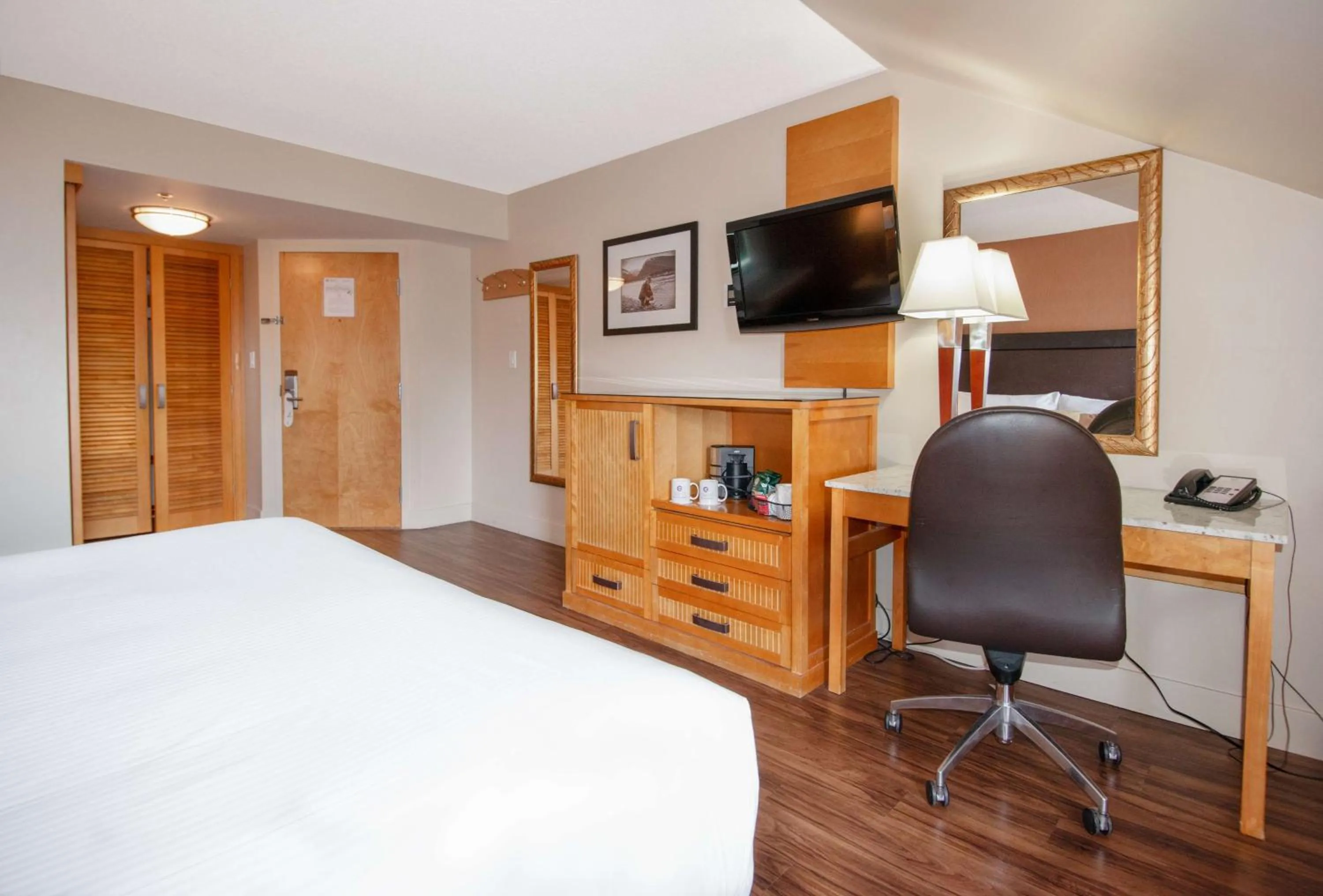 Bedroom, Bed in Coast Hillcrest Hotel