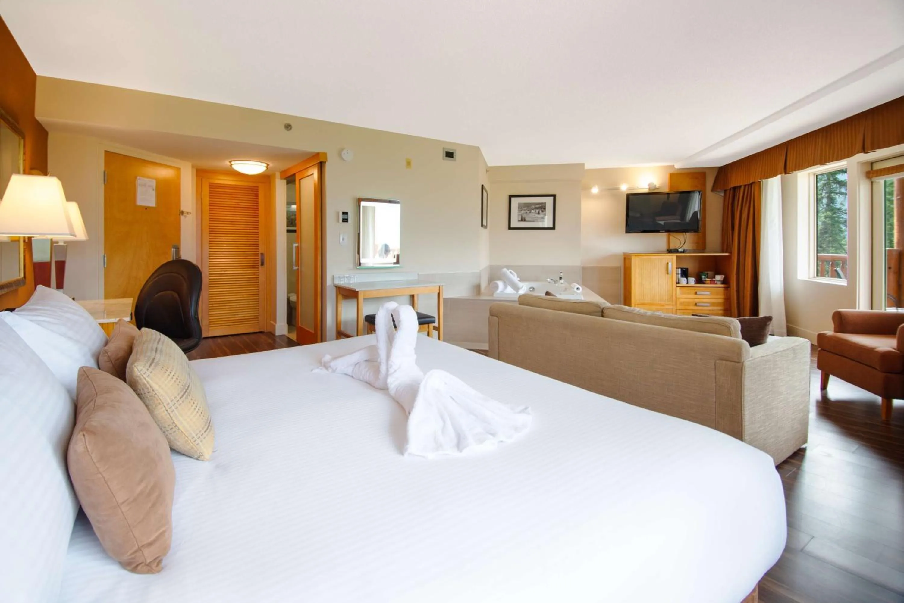 Photo of the whole room, Bed in Coast Hillcrest Hotel