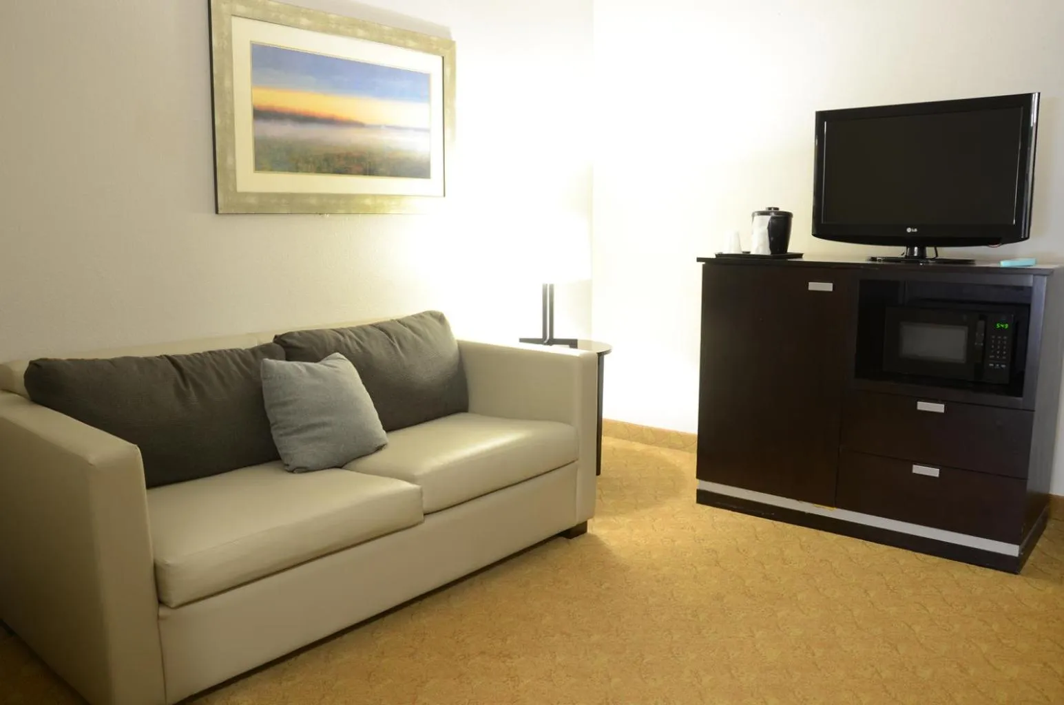 Living room in Country Inn & Suites by Radisson, Jacksonville, FL