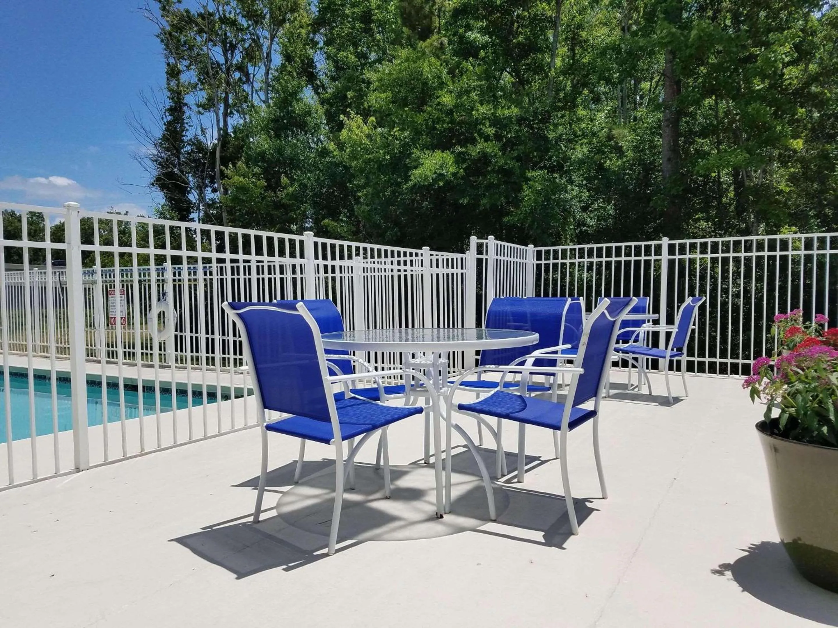 Swimming pool in Country Inn & Suites by Radisson, Jacksonville, FL