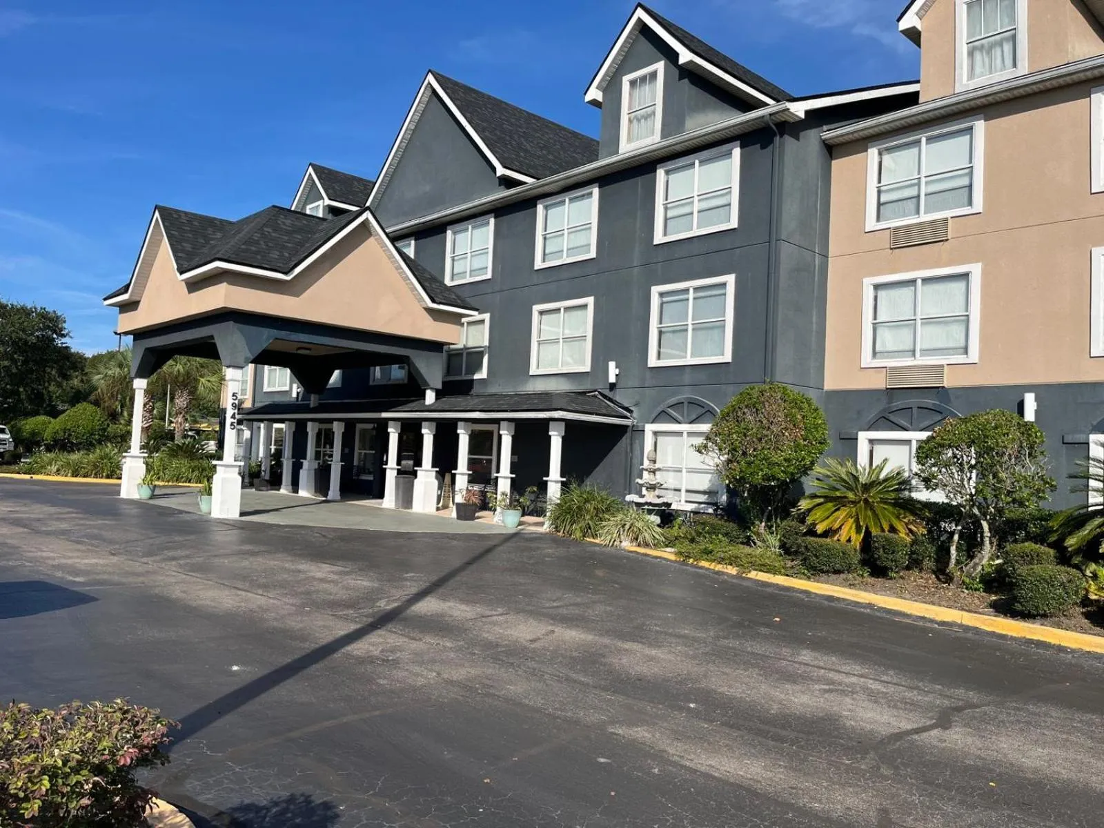 Property building in Country Inn & Suites by Radisson, Jacksonville, FL