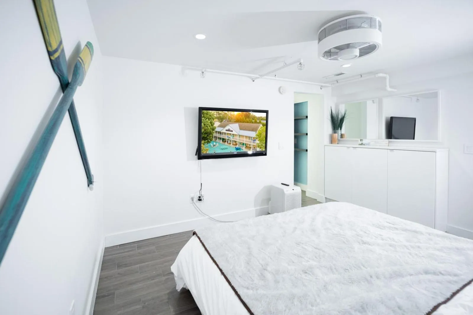 Photo of the whole room, Bed in Canalside Inn