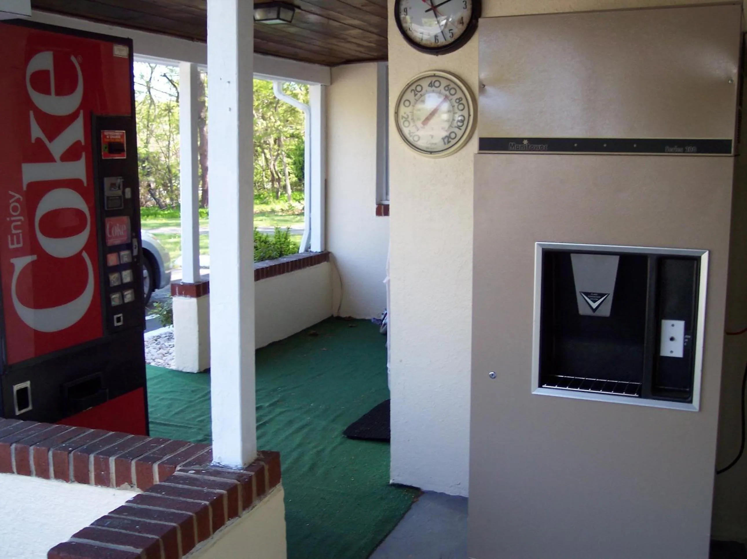 Decorative detail in Shore Hills Motel