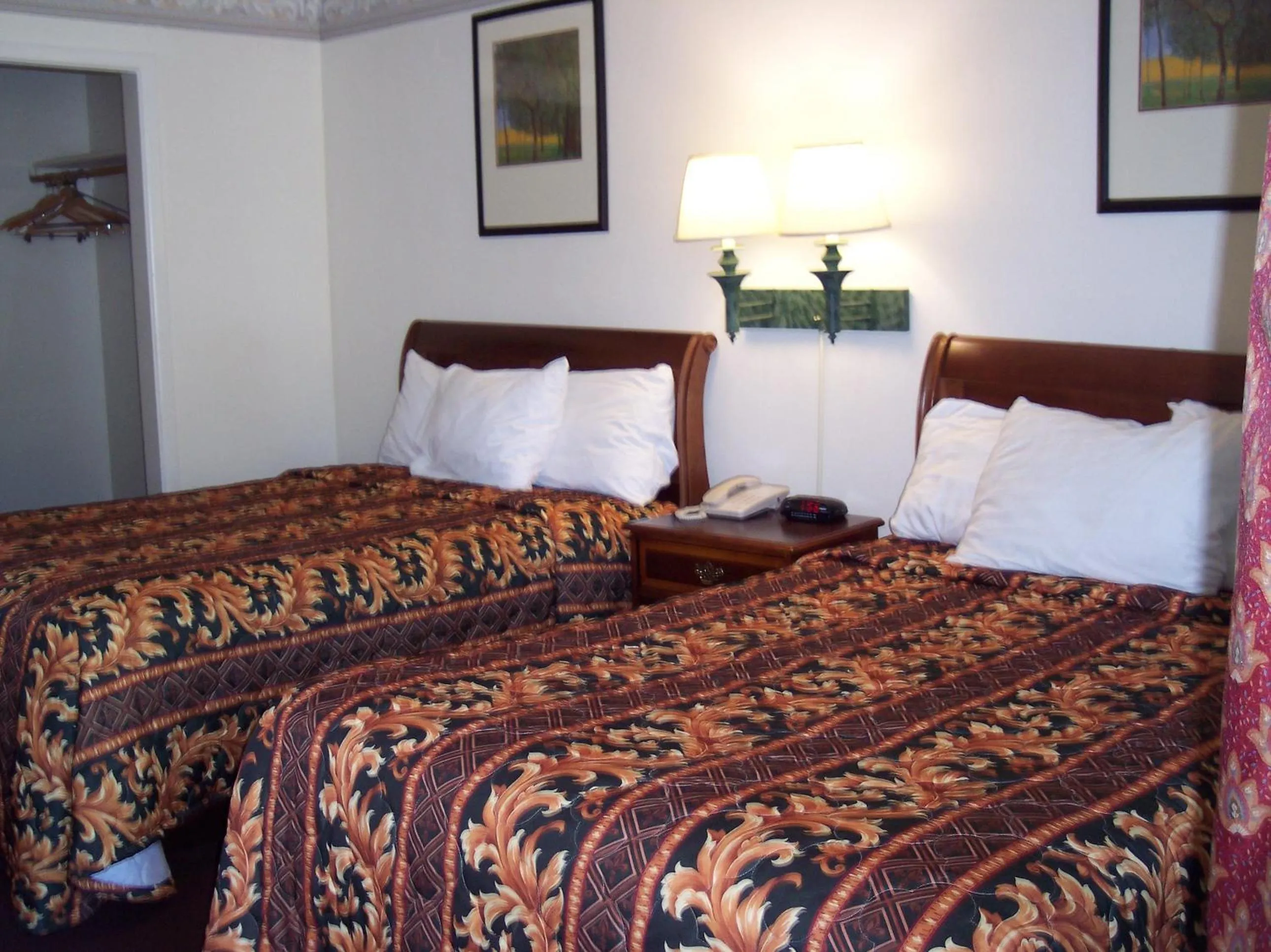 Photo of the whole room, Bed in Shore Hills Motel