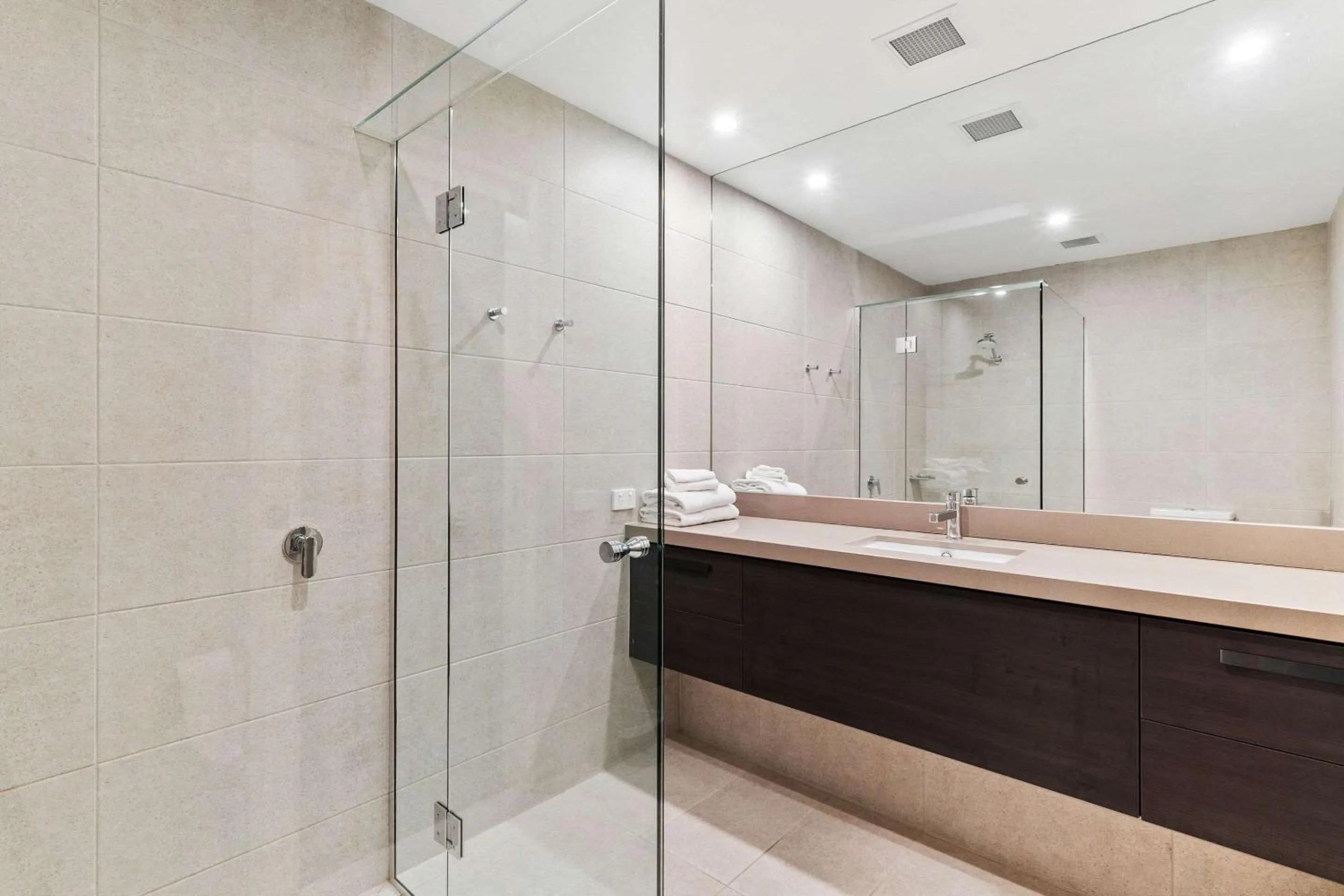 Bathroom in Quality Hotel Parklake Shepparton