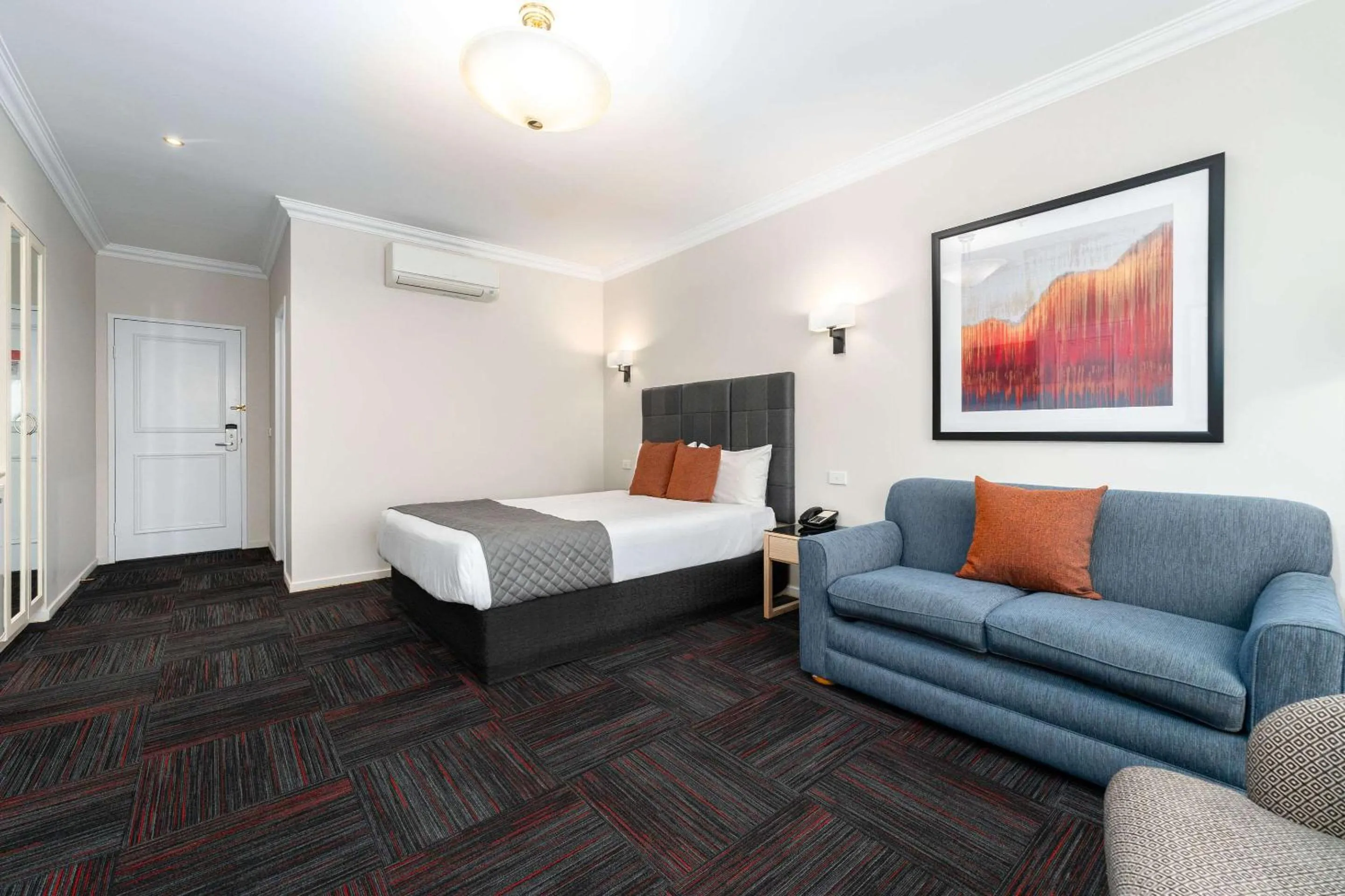 Bedroom, Bed in Quality Hotel Parklake Shepparton
