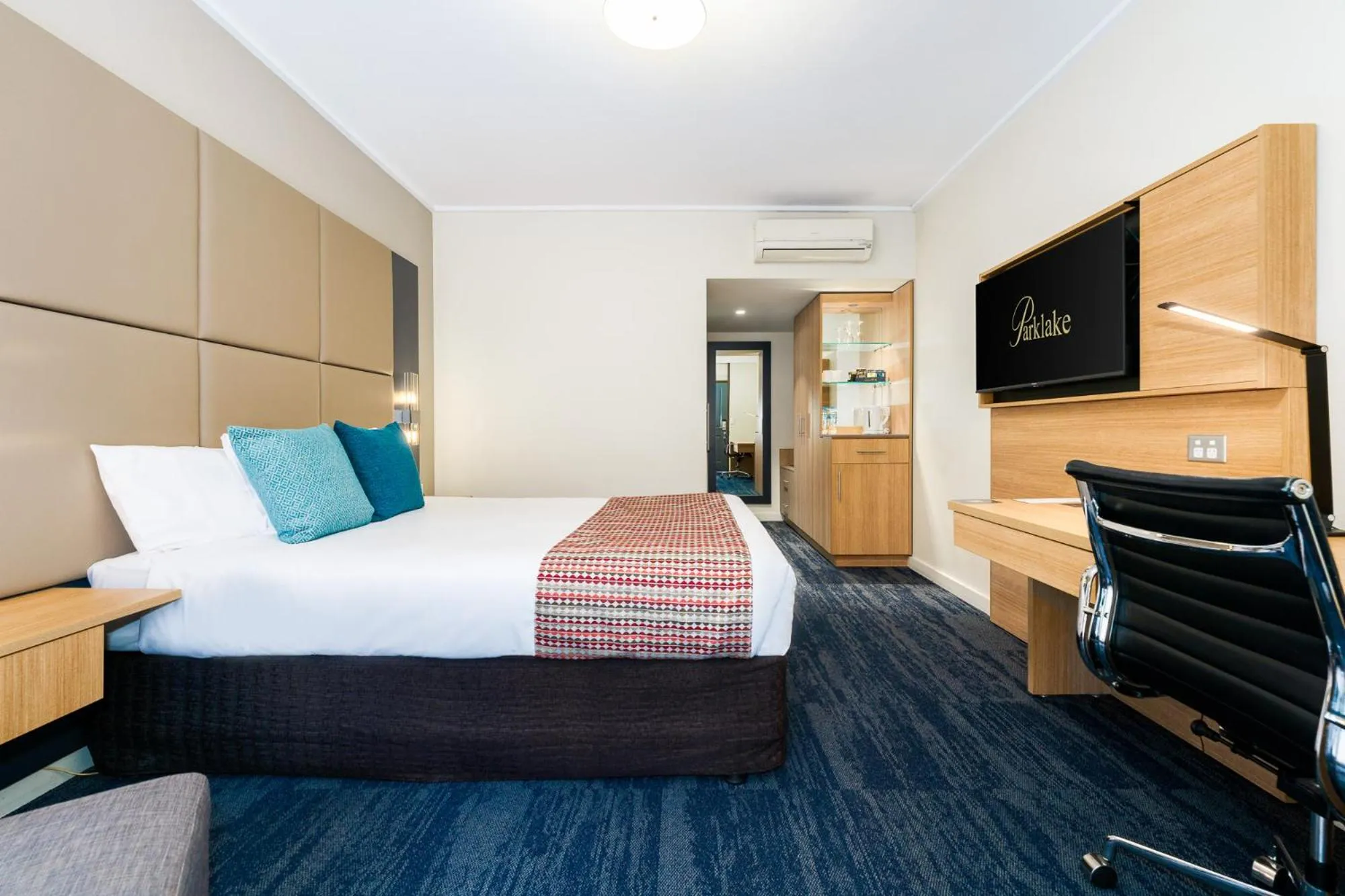 Bed in Quality Hotel Parklake Shepparton