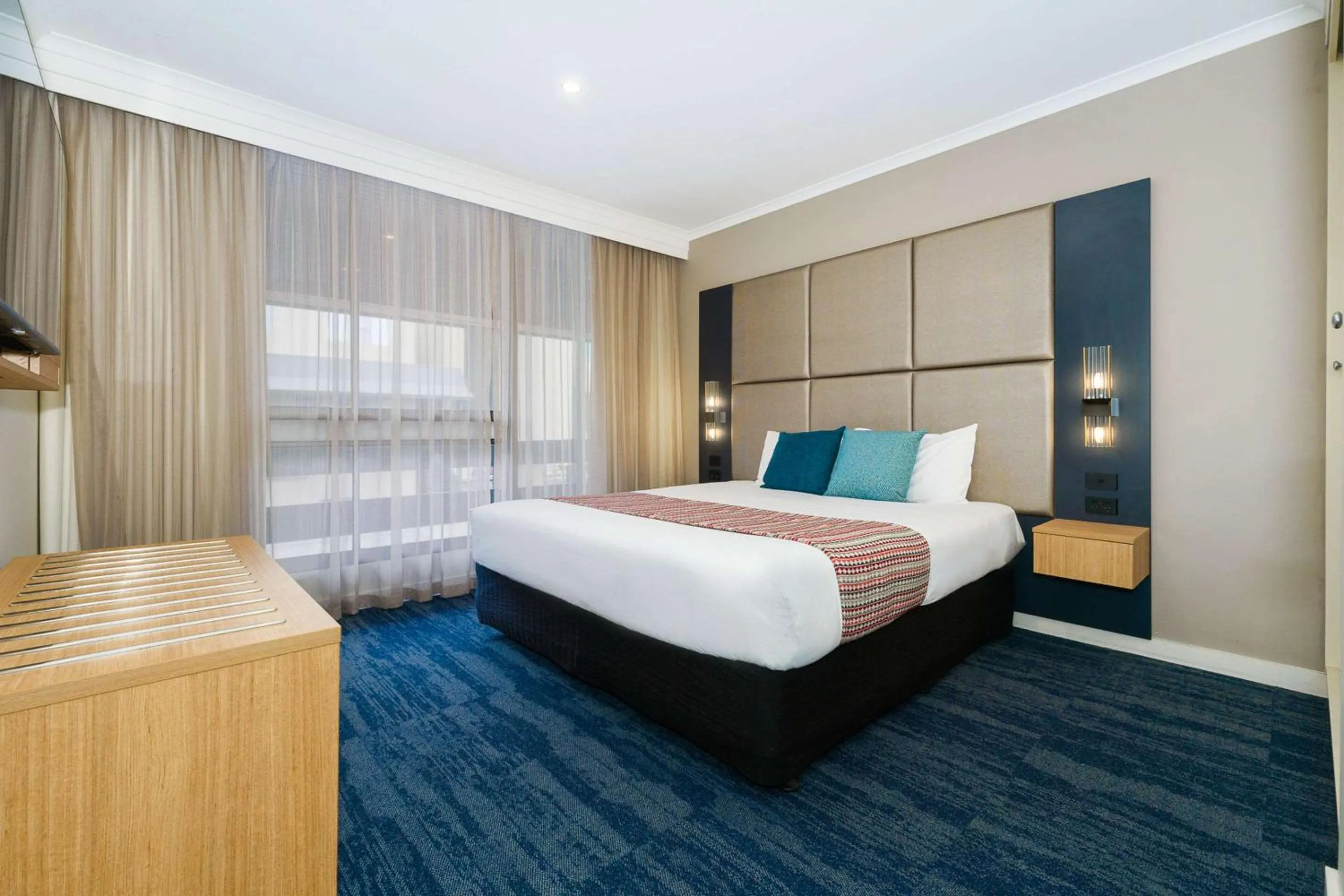 Bedroom, Bed in Quality Hotel Parklake Shepparton