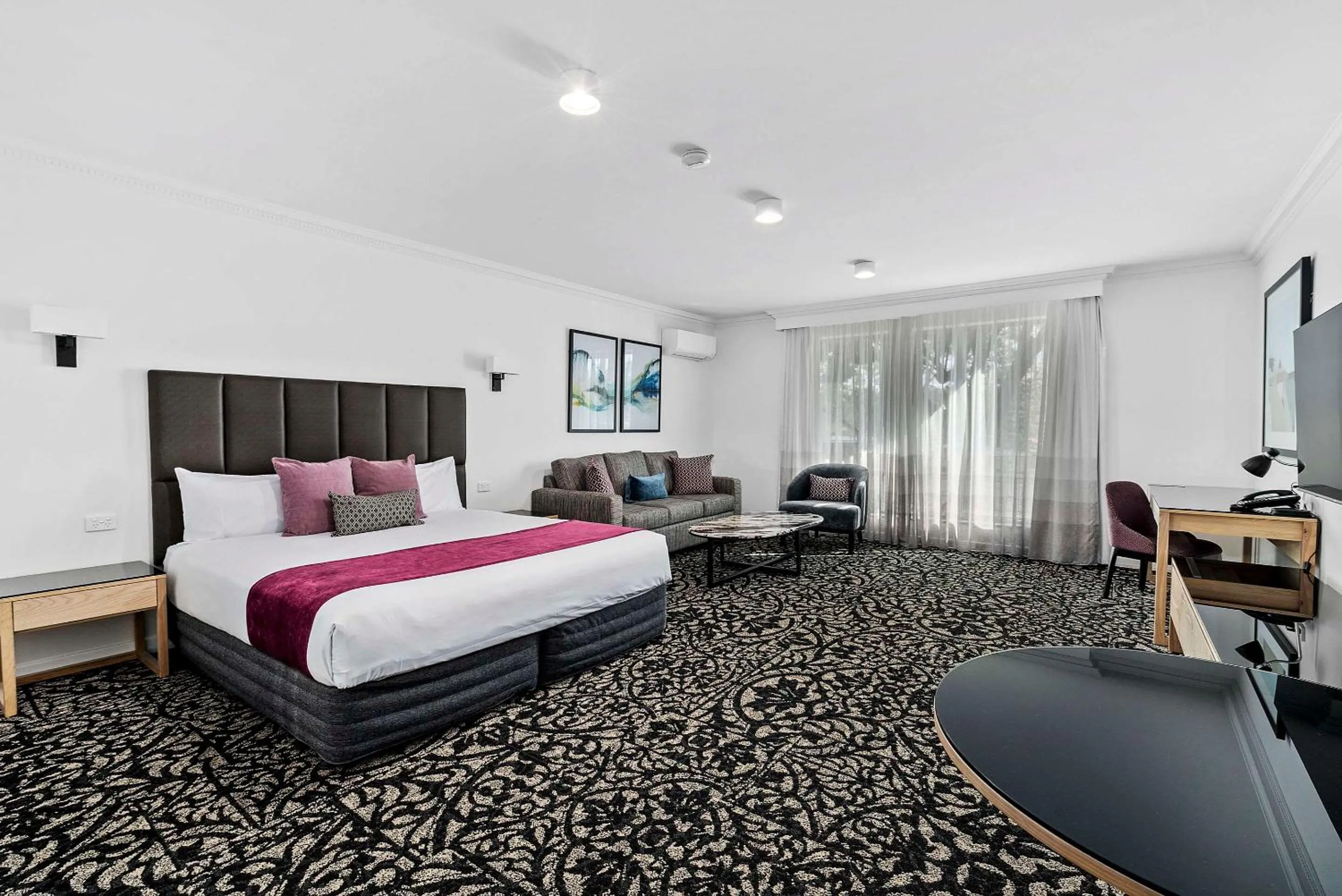 Bedroom, Bed in Quality Hotel Parklake Shepparton