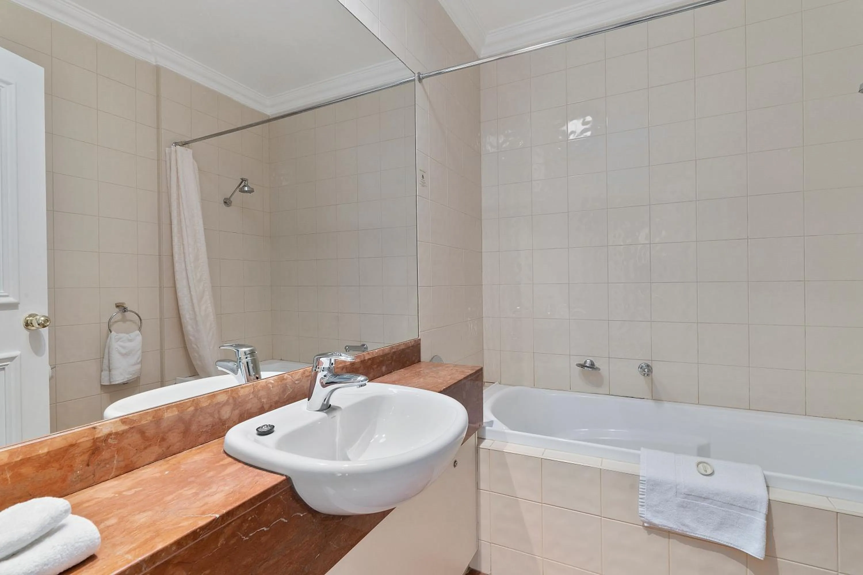 Shower in Quality Hotel Parklake Shepparton