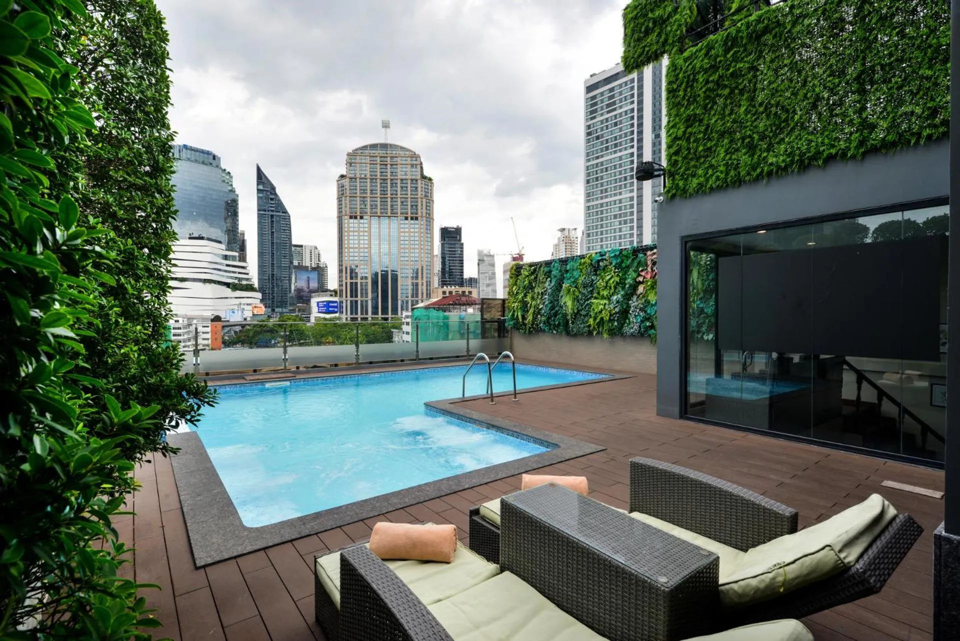 Swimming pool in Arawana Regency Park Sukhumvit