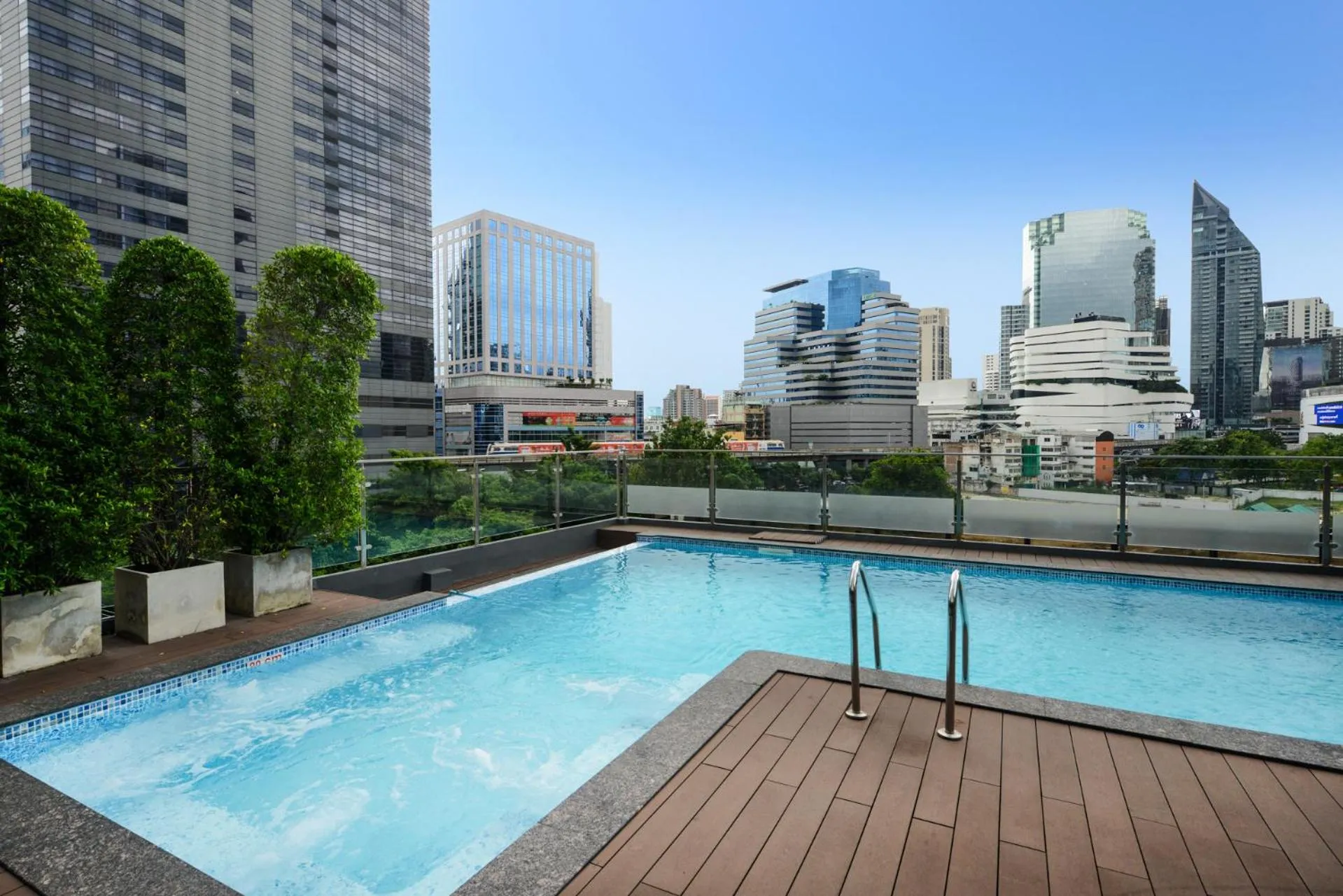 Swimming pool in Arawana Regency Park Sukhumvit