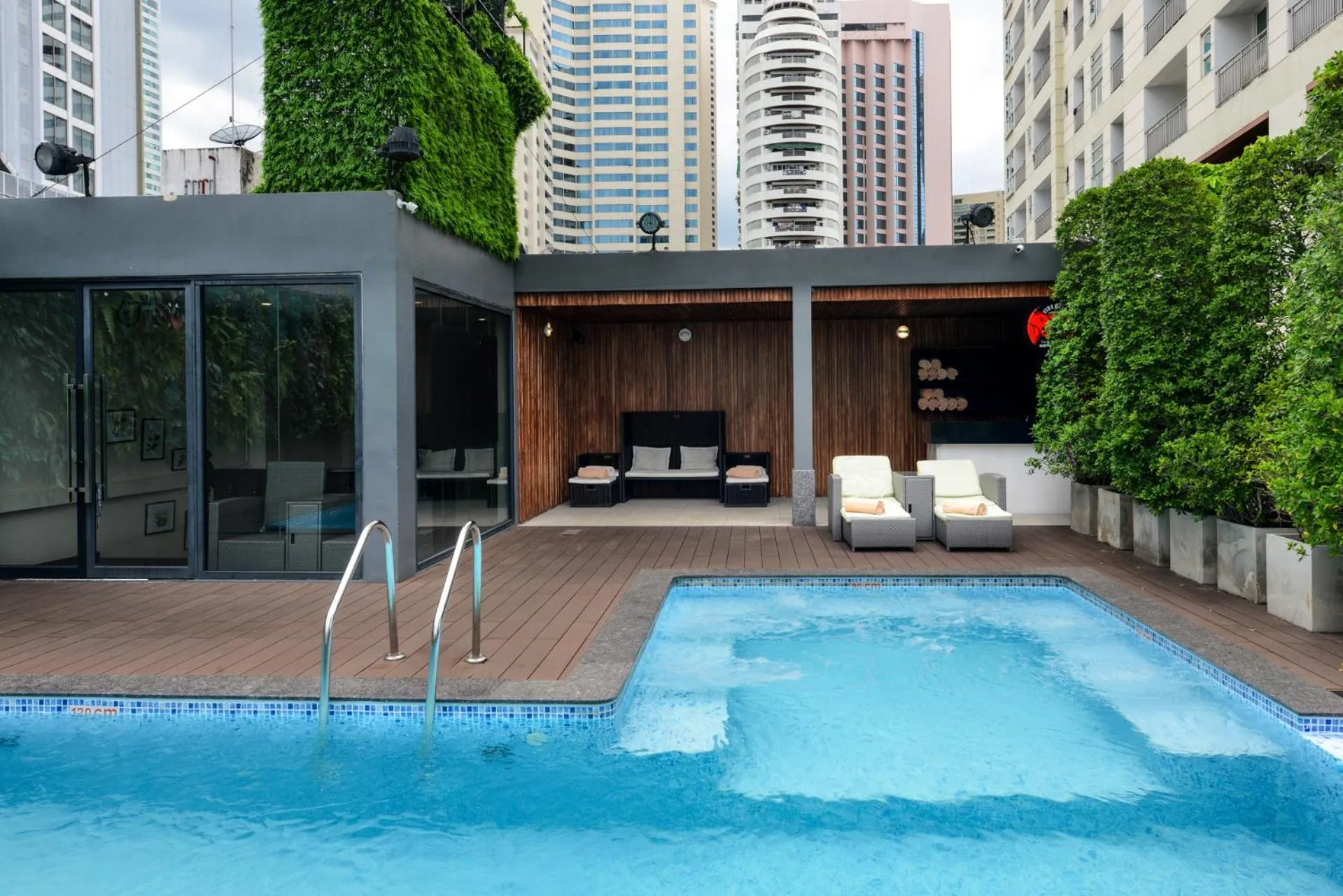 Swimming pool in Arawana Regency Park Sukhumvit