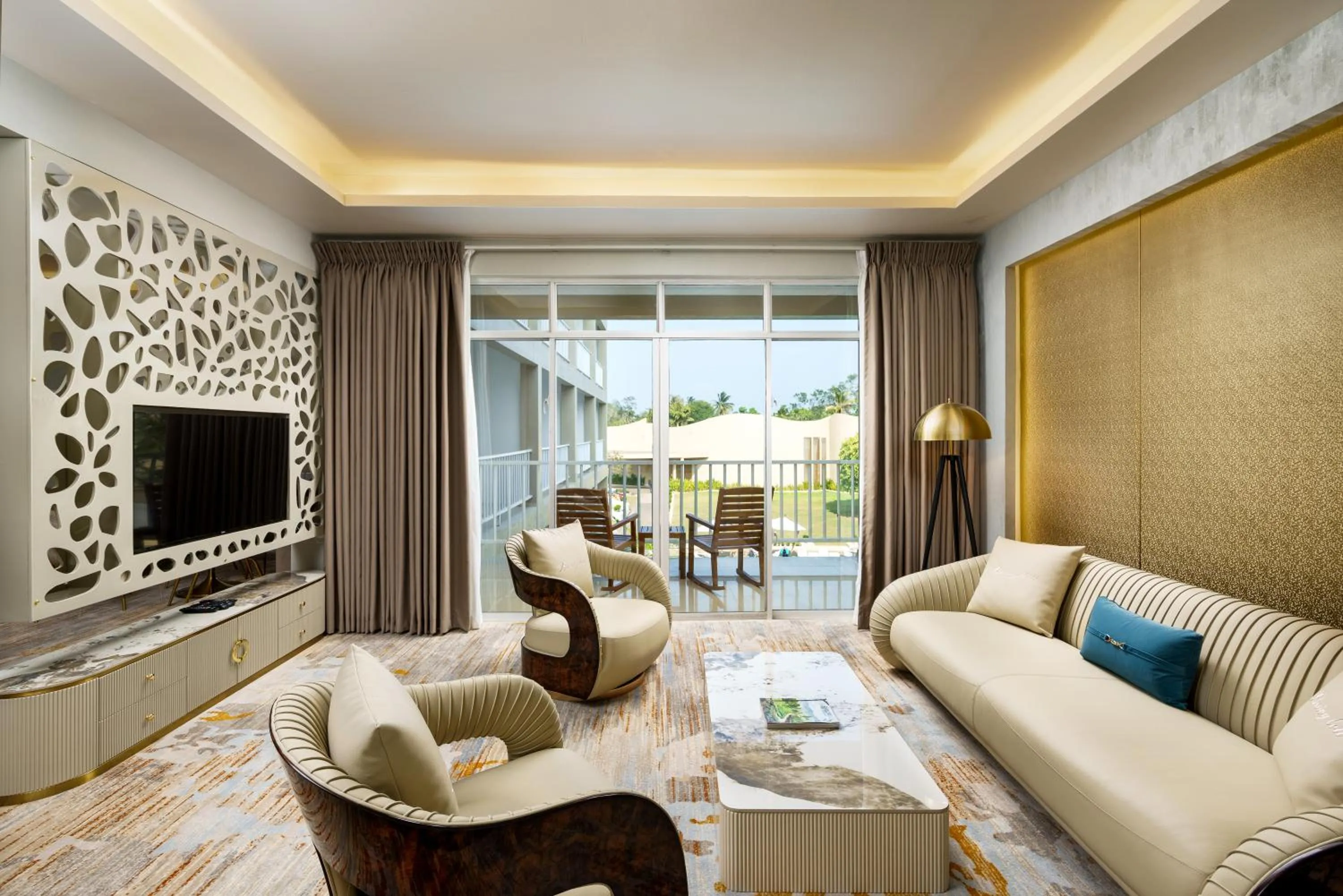 TV and multimedia in Avenra Gardens Hotel