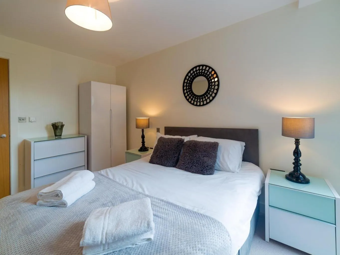 Bedroom, Bed in Central Tower Bridge Apartment