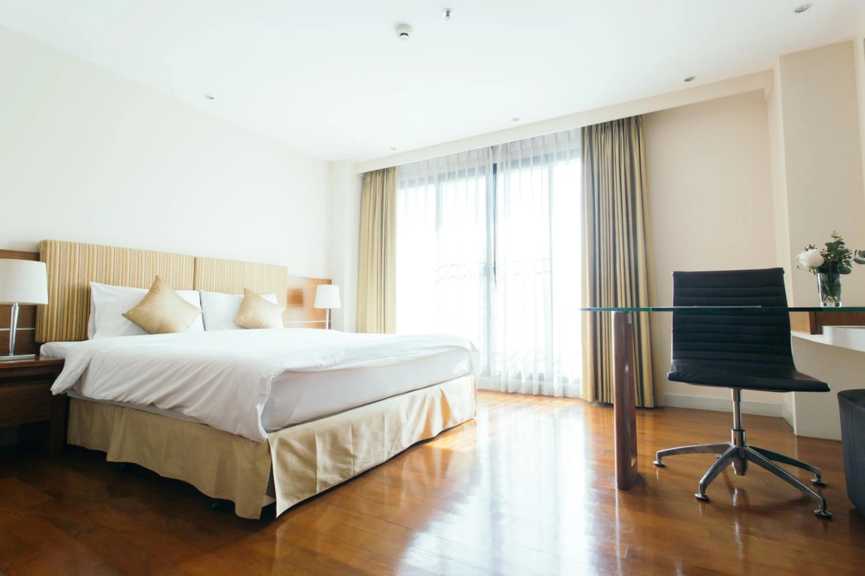 Bathroom, Bed in Thomson Residence Hotel