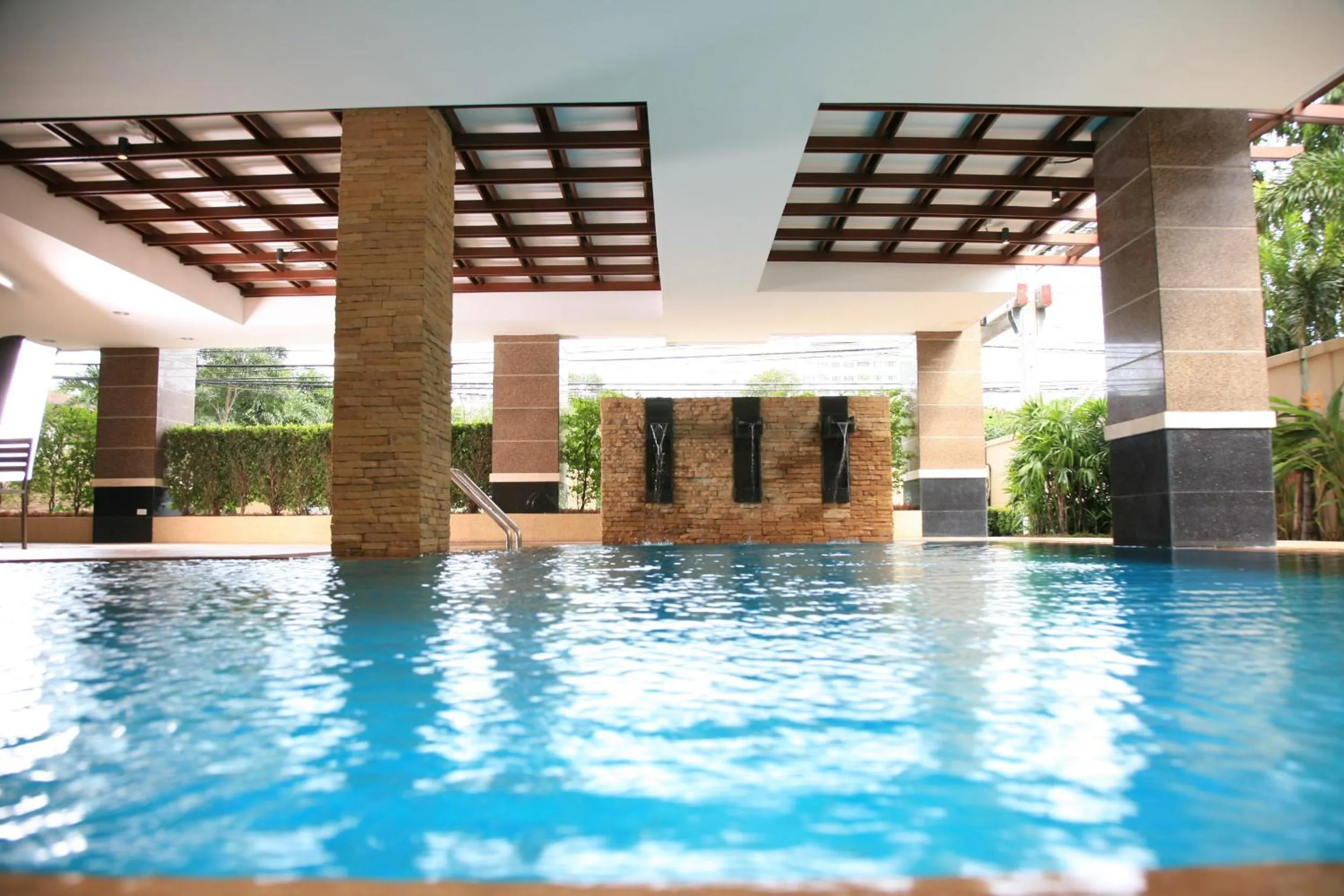 Swimming pool in Thomson Residence Hotel