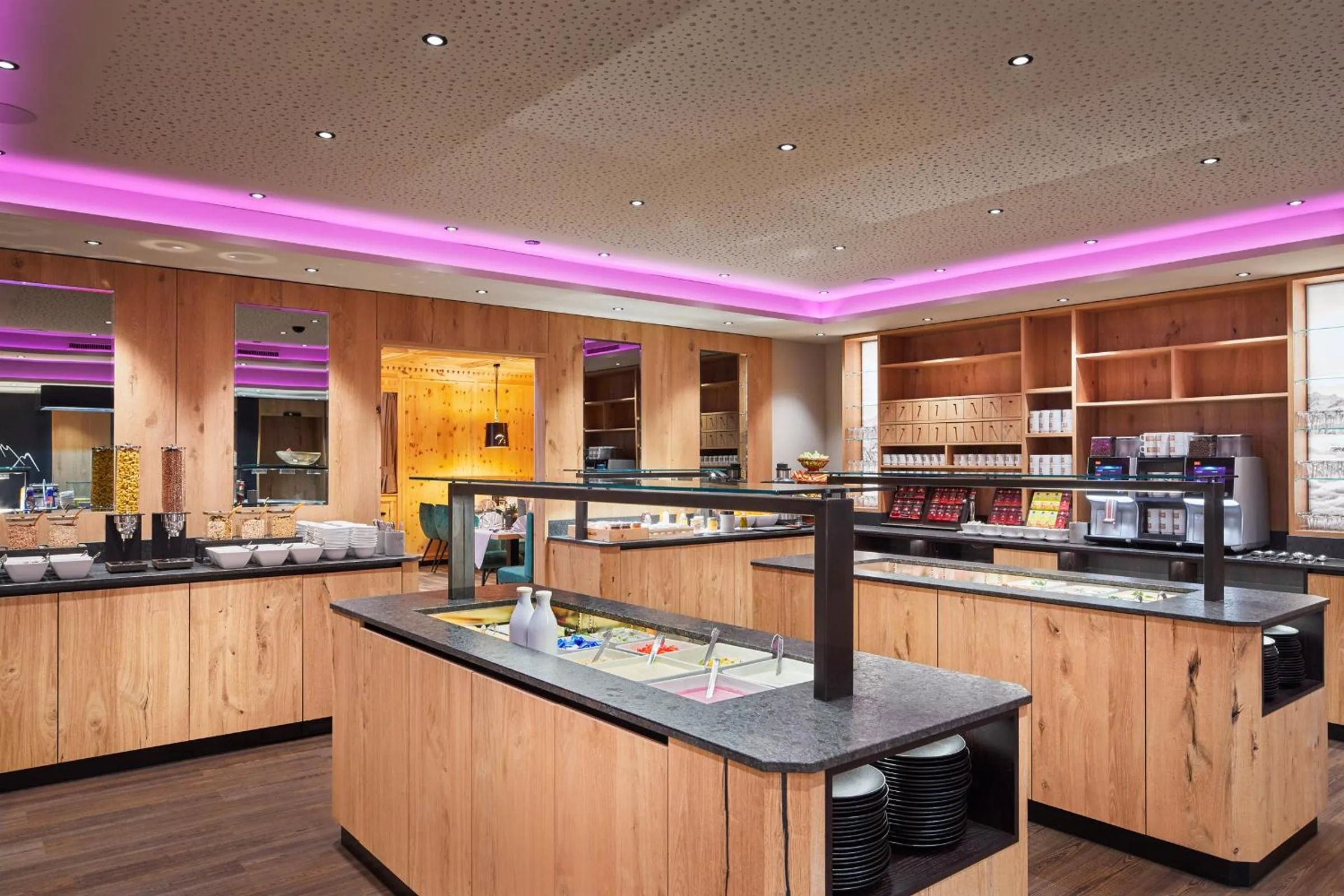 Buffet breakfast in Hotel Neue Post