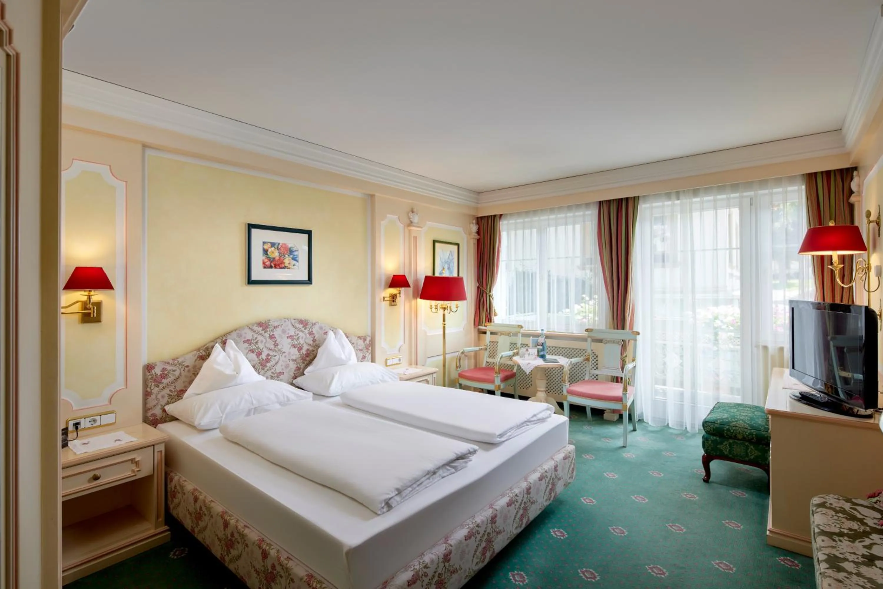 Bed in Hotel Neue Post