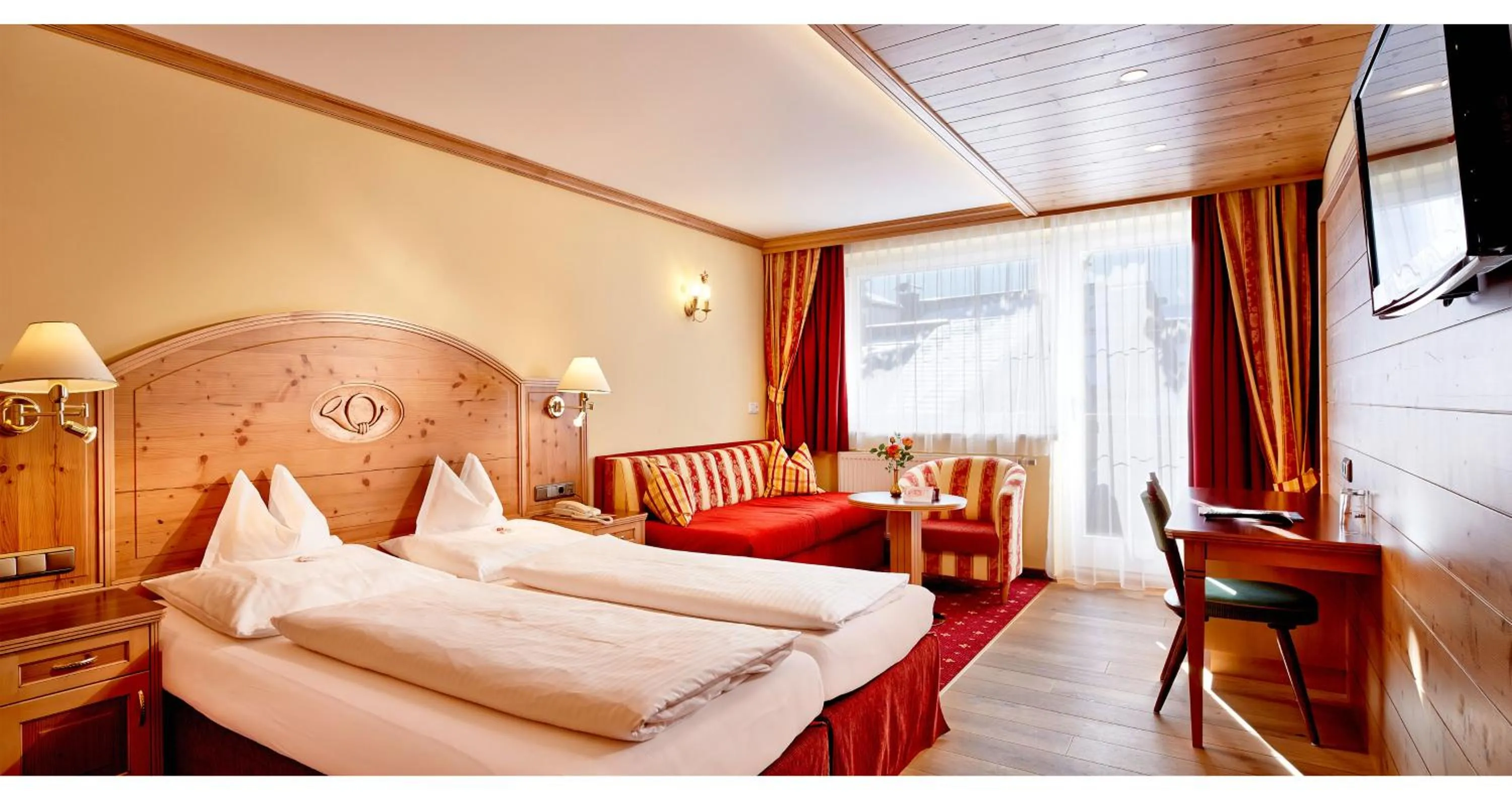 Photo of the whole room, Bed in Hotel Neue Post