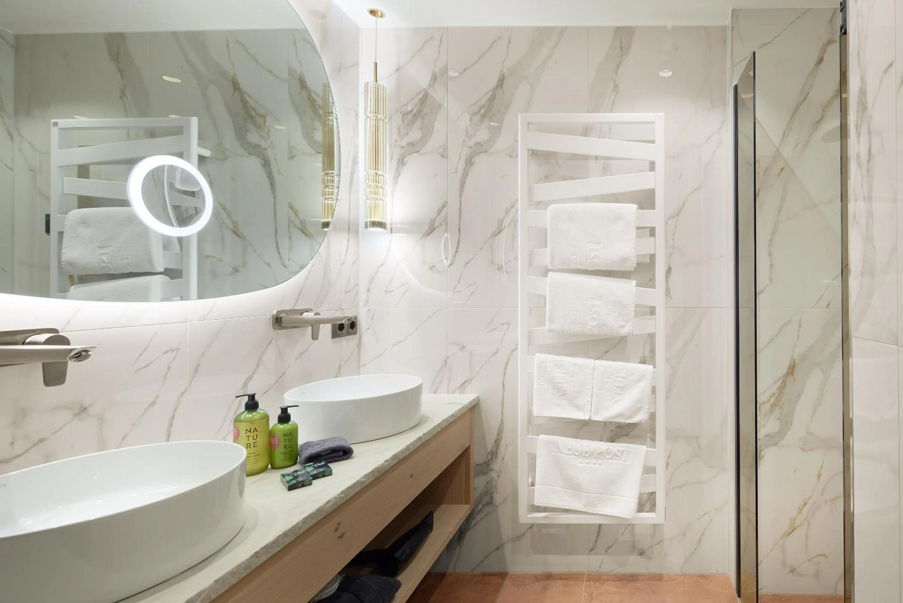 Toilet in Hotel Neue Post