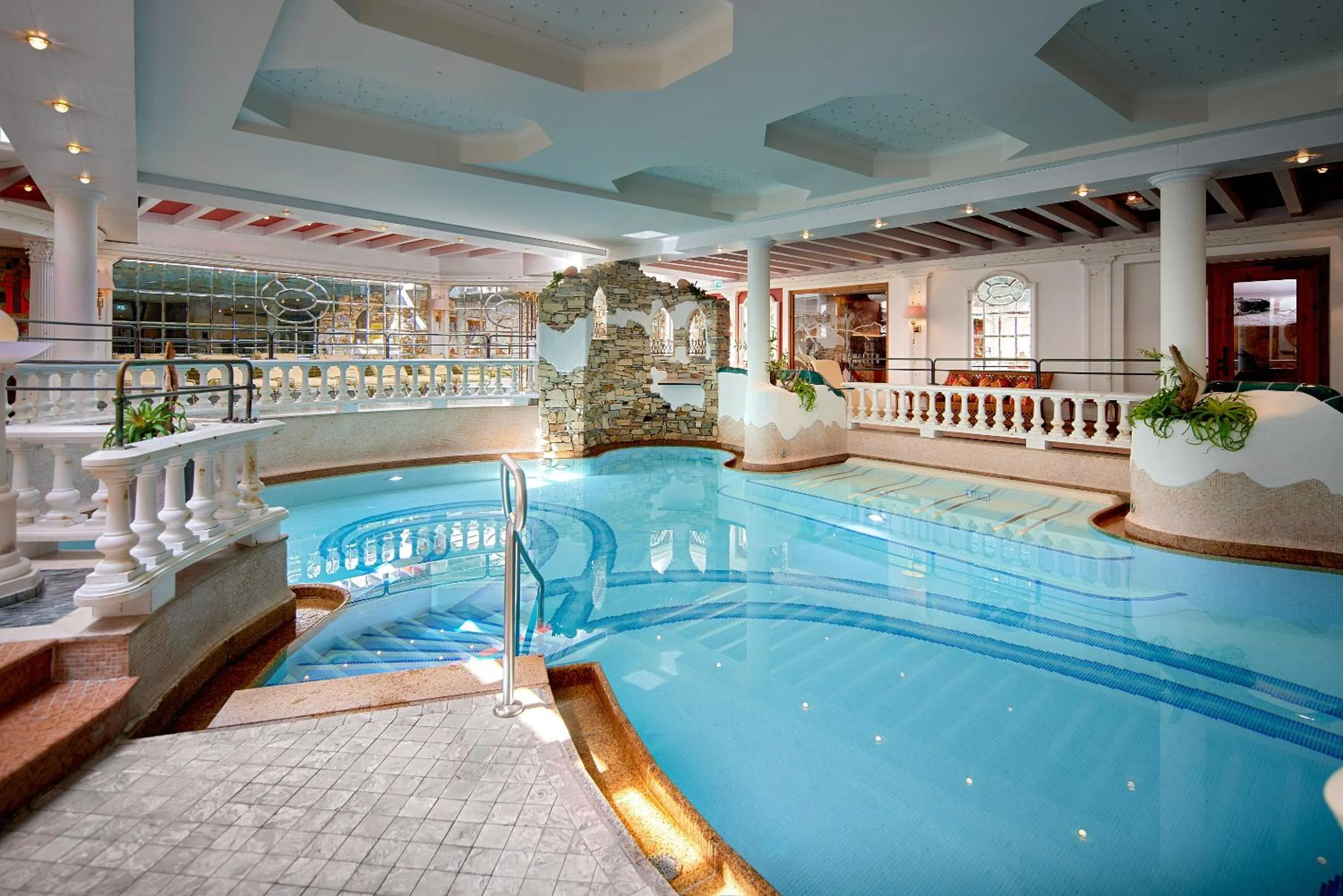 Swimming pool in Hotel Neue Post