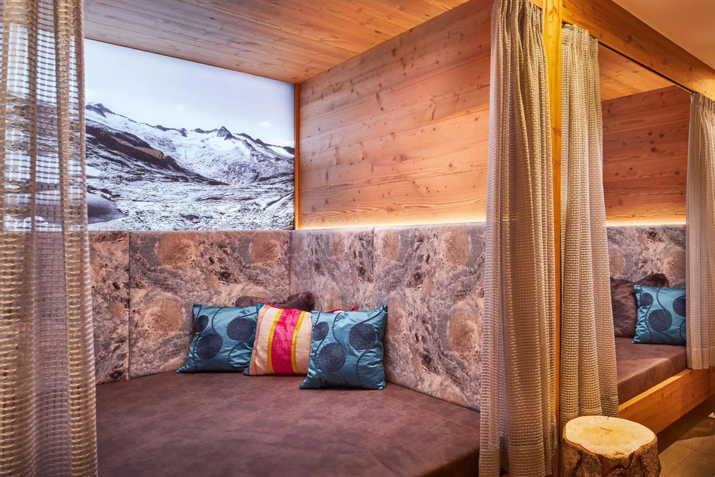 Swimming pool in Hotel Neue Post