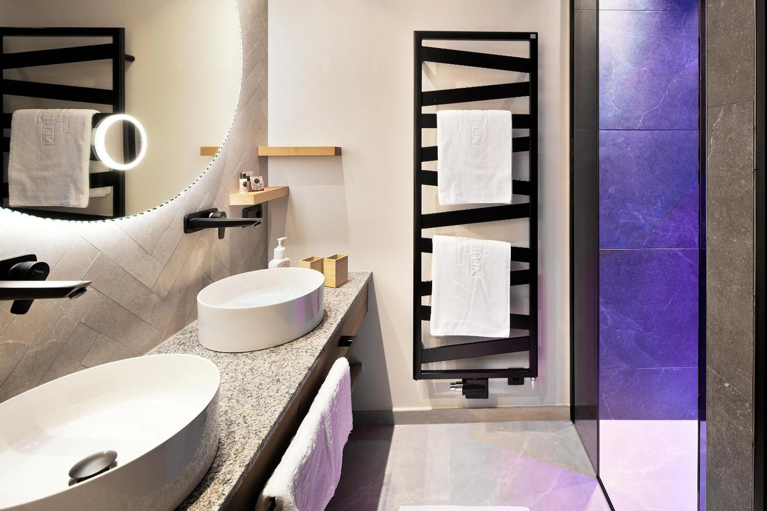 Toilet in Hotel Neue Post