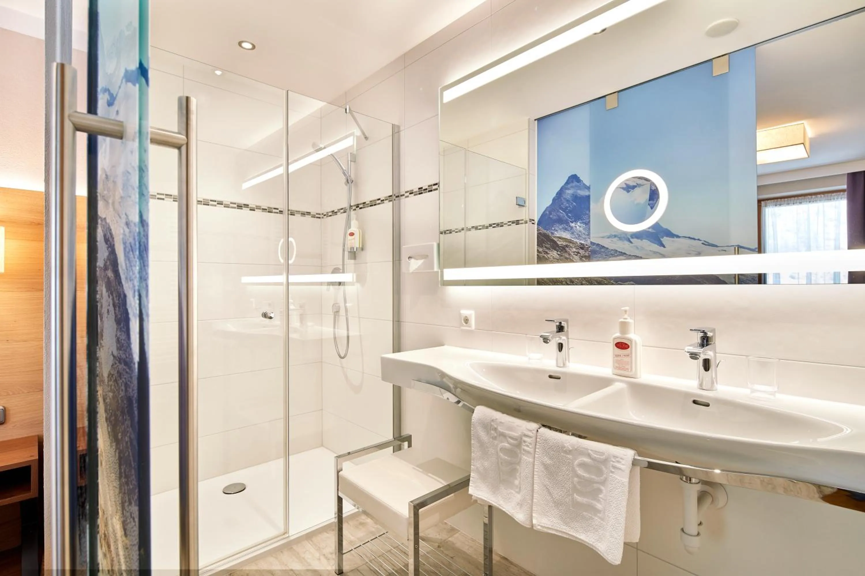 Shower in Hotel Neue Post