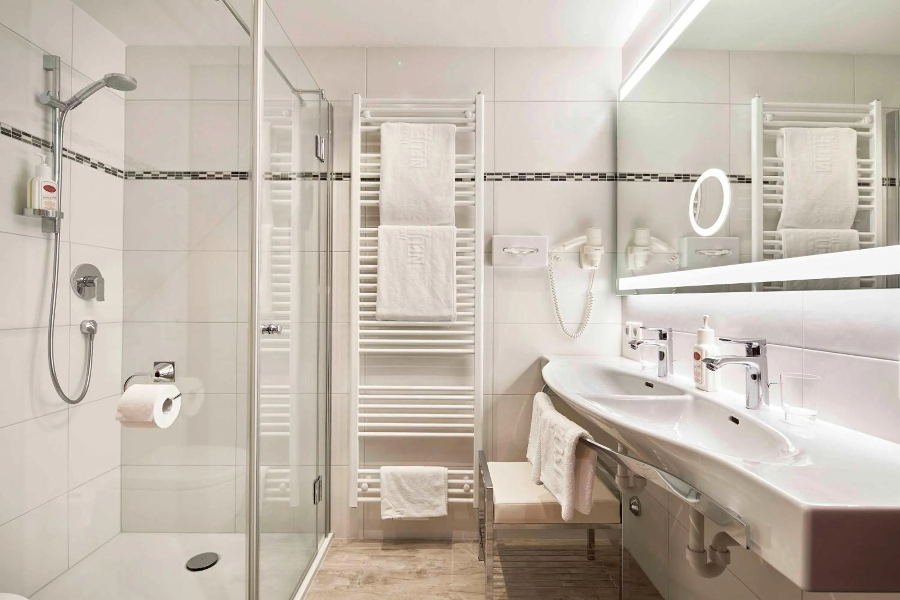 Toilet in Hotel Neue Post