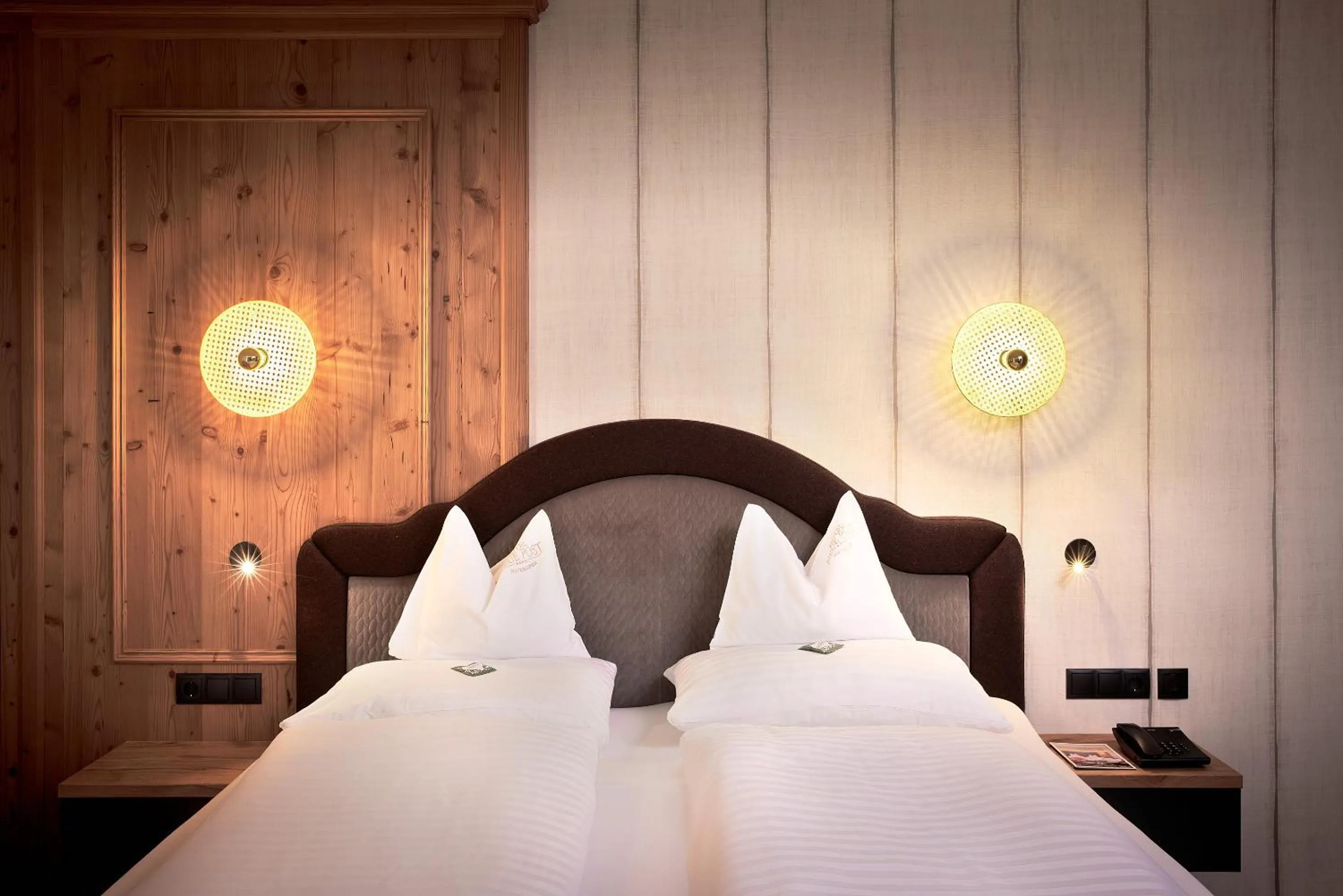 Bed in Hotel Neue Post