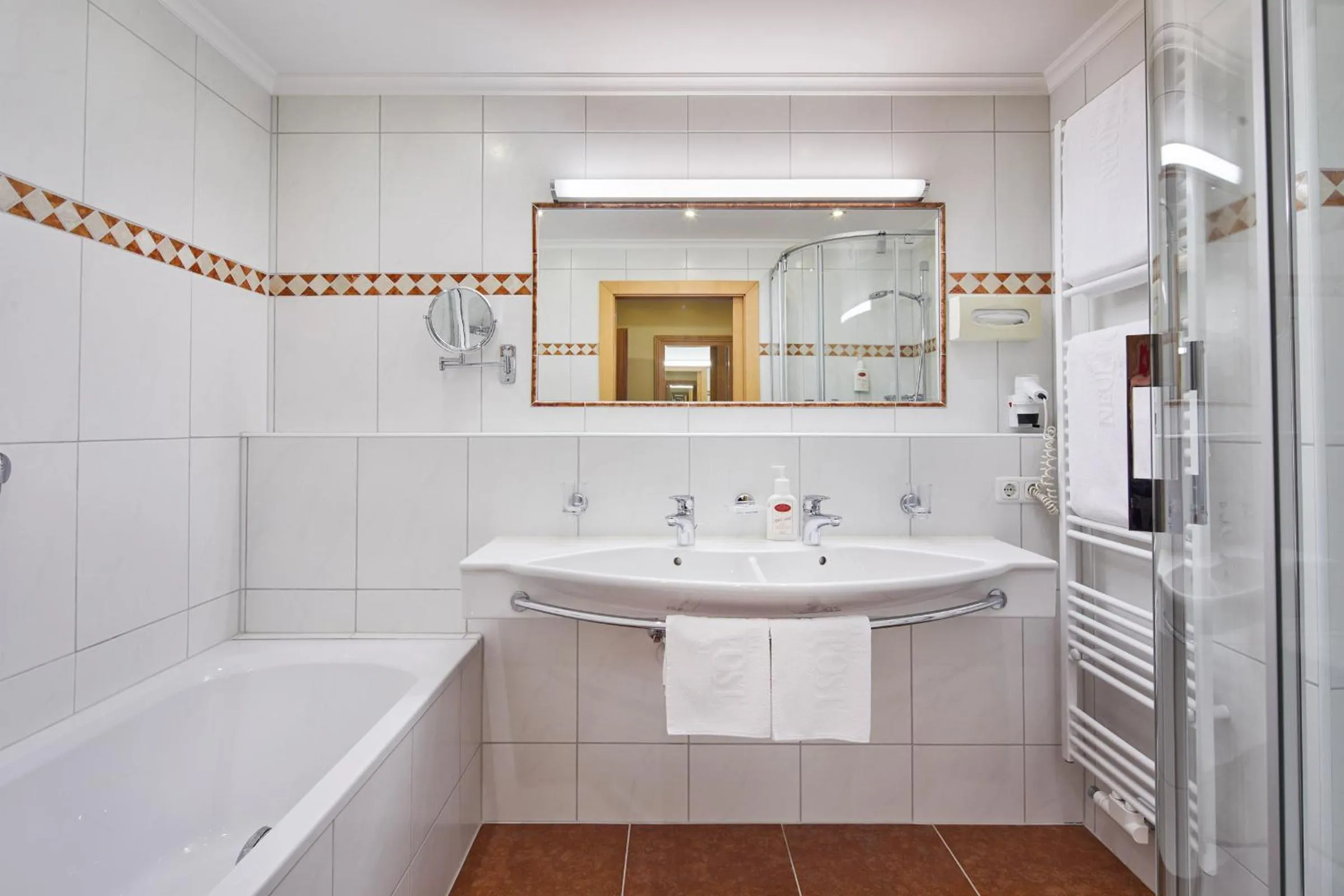 Toilet in Hotel Neue Post