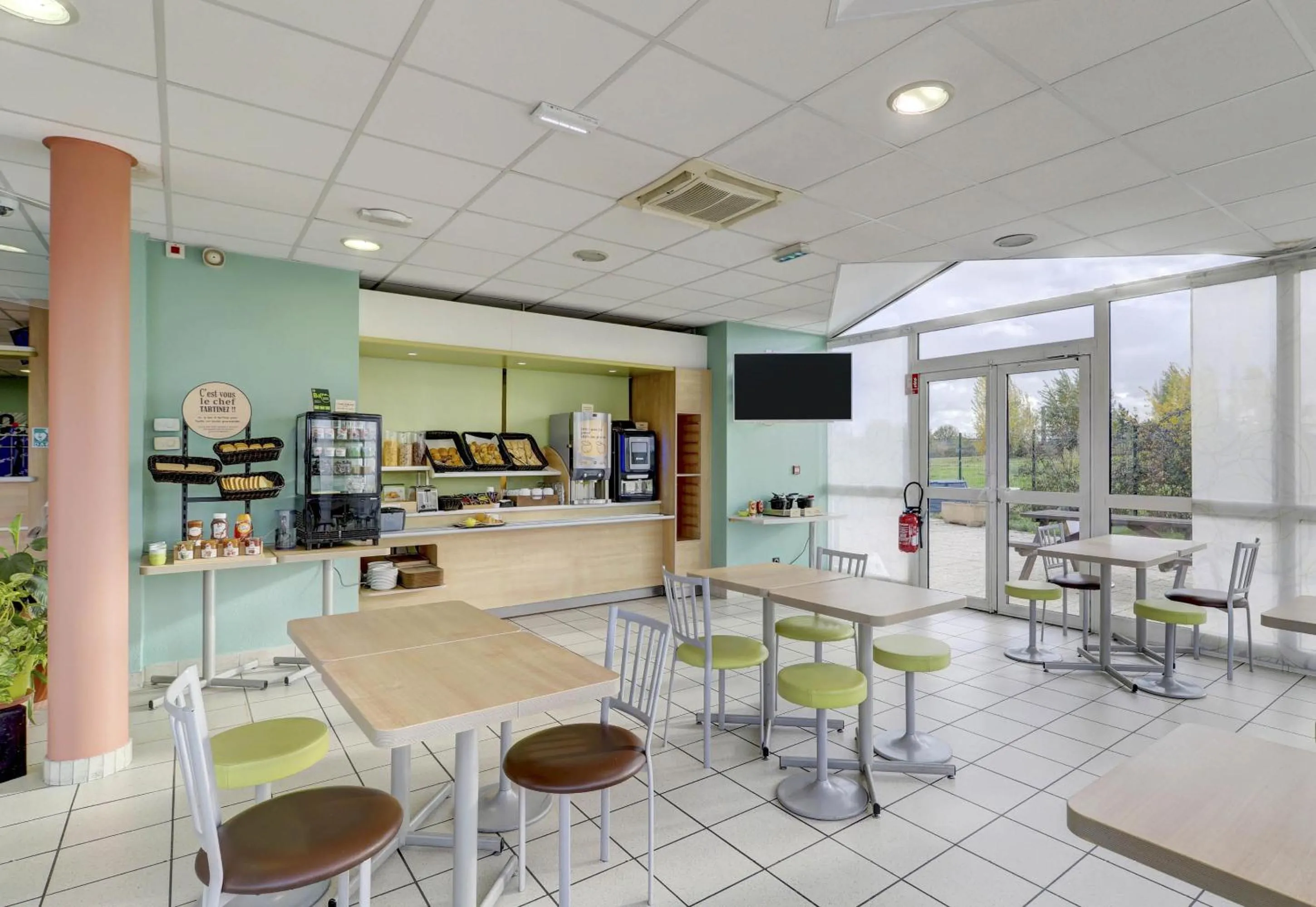 Breakfast in B&B HOTEL Montluçon Saint-Victor