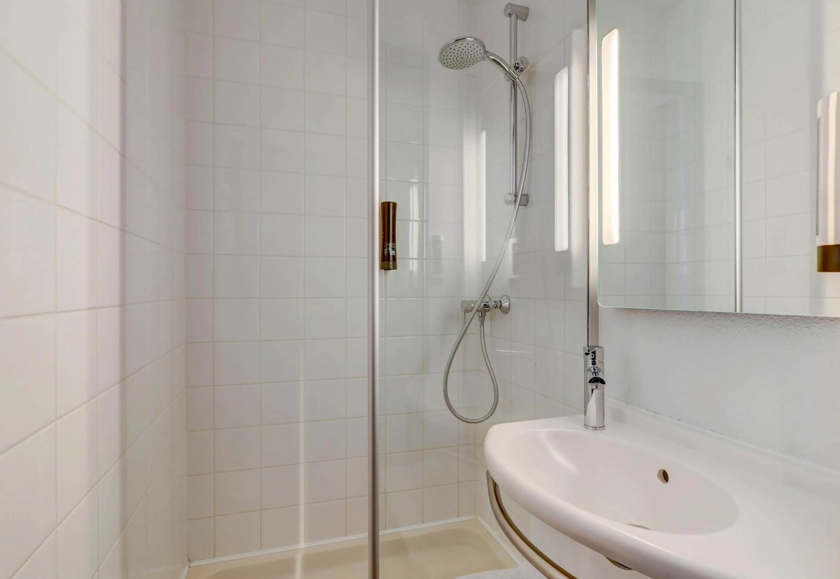 Bathroom in B&B HOTEL Montluçon Saint-Victor