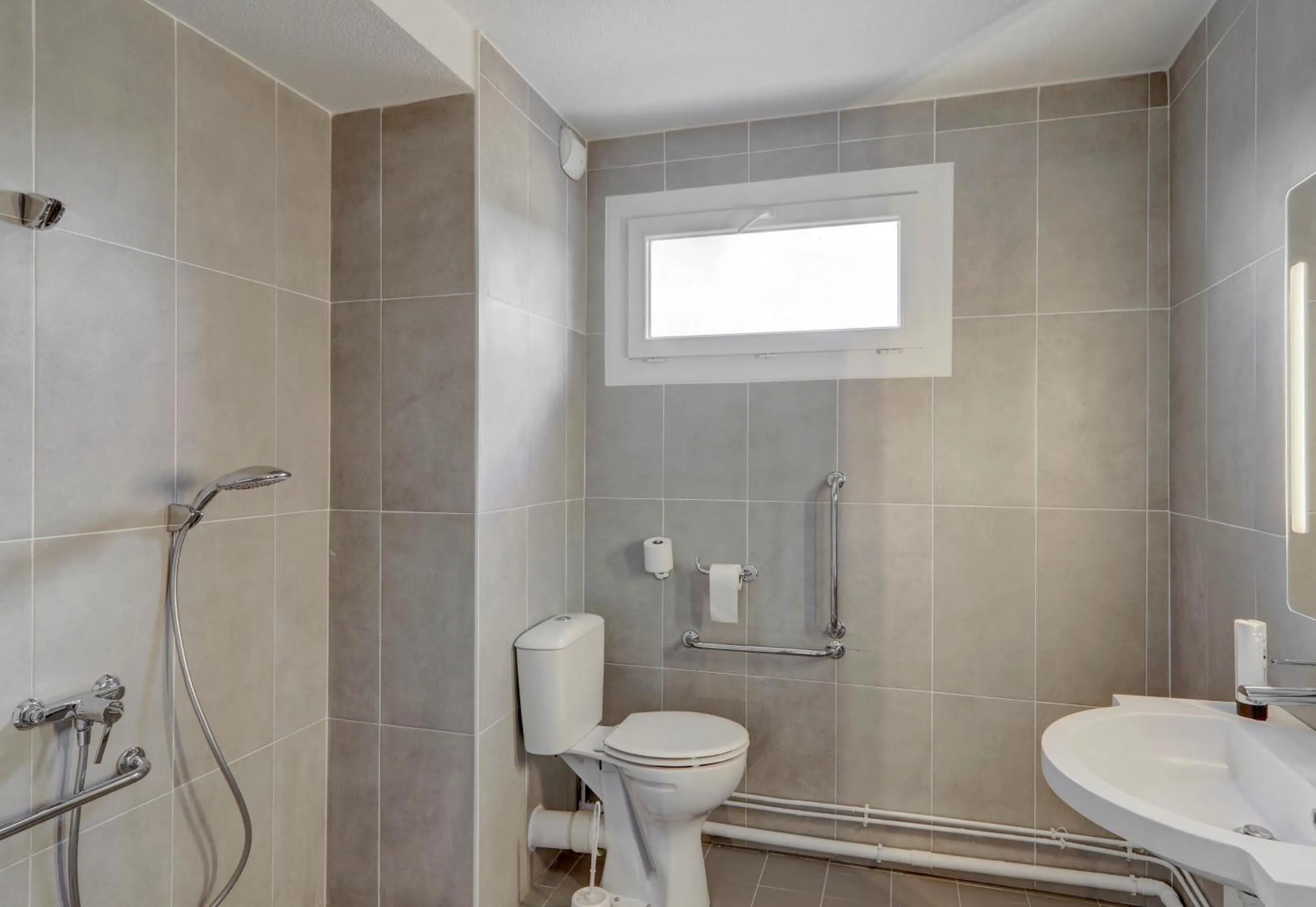 Toilet in B&B HOTEL Montluçon Saint-Victor