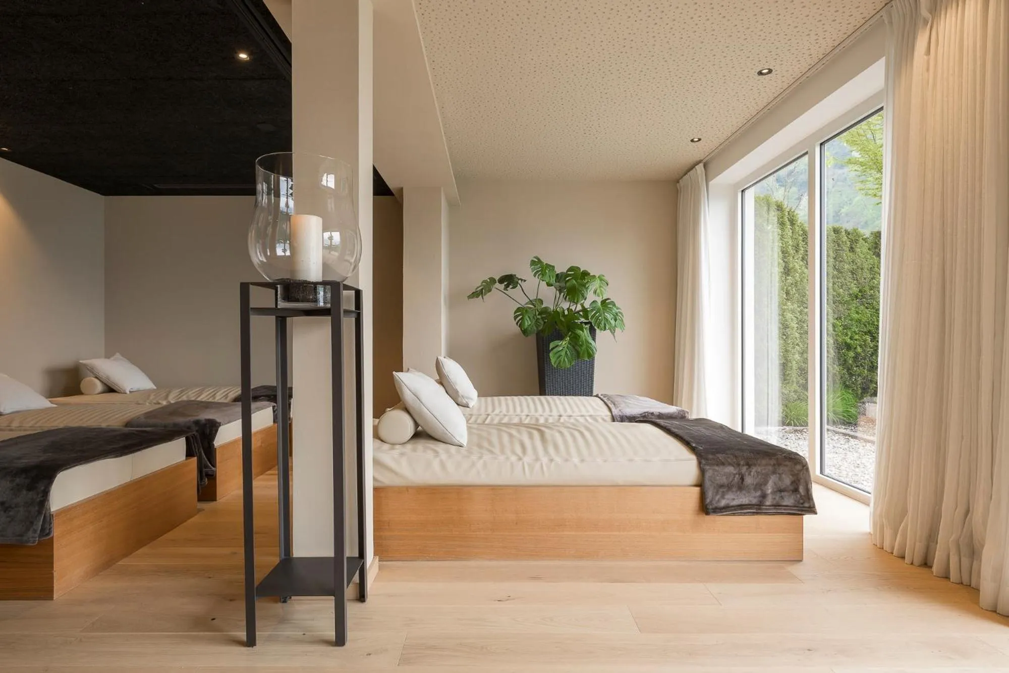 Swimming pool, Bed in Hotel Kiendl