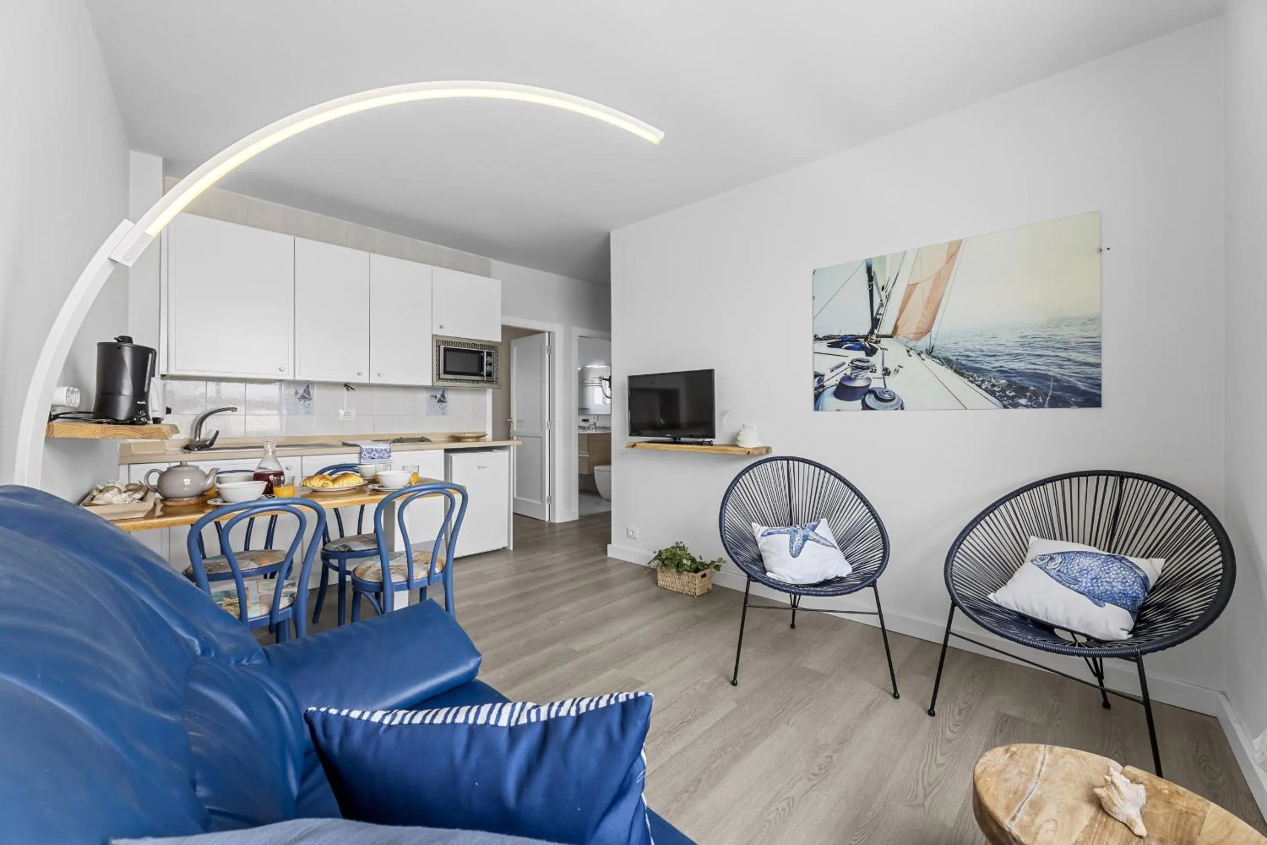 Dining area in Casa Azul by Escape Home