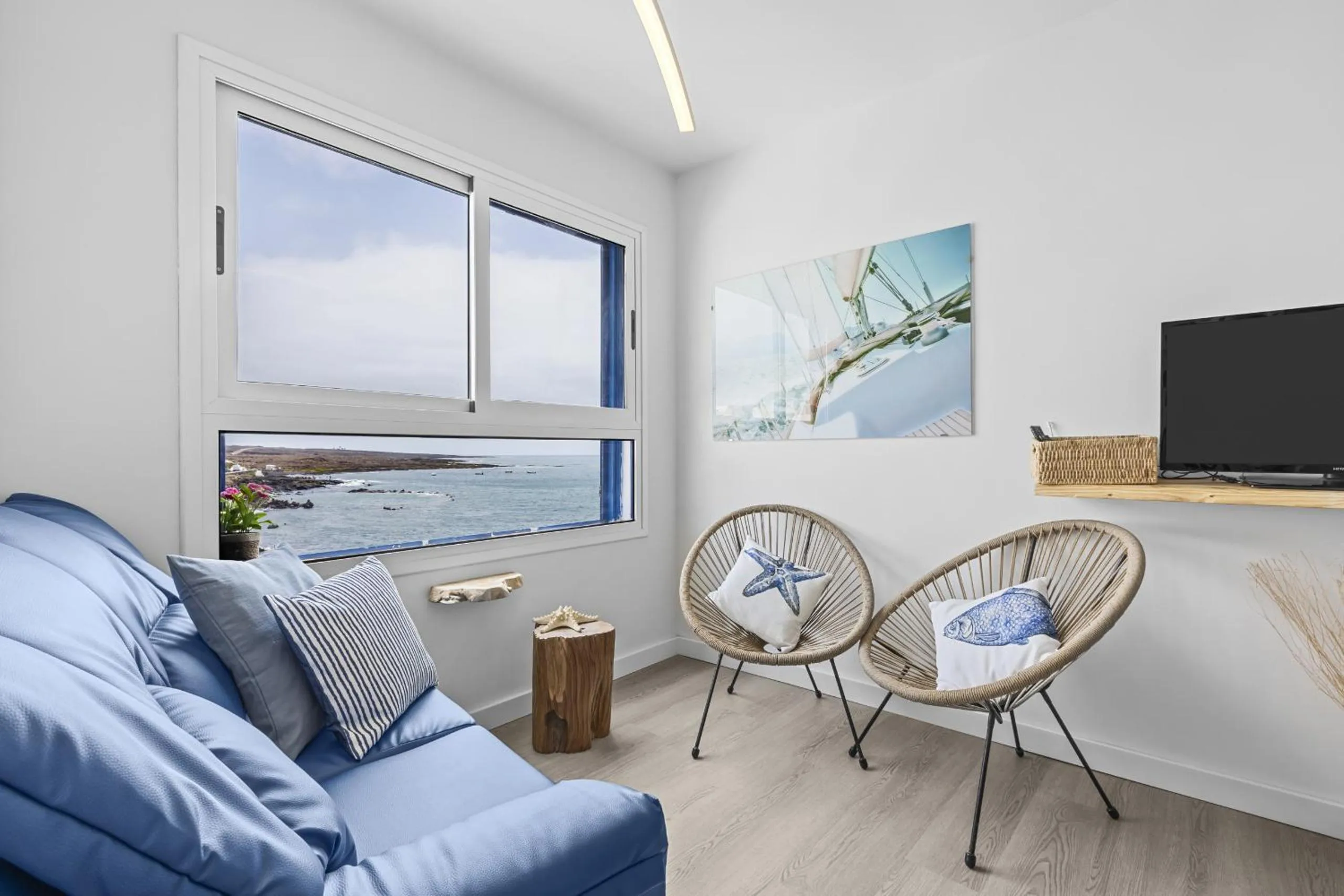 Communal lounge/ TV room in Casa Azul by Escape Home