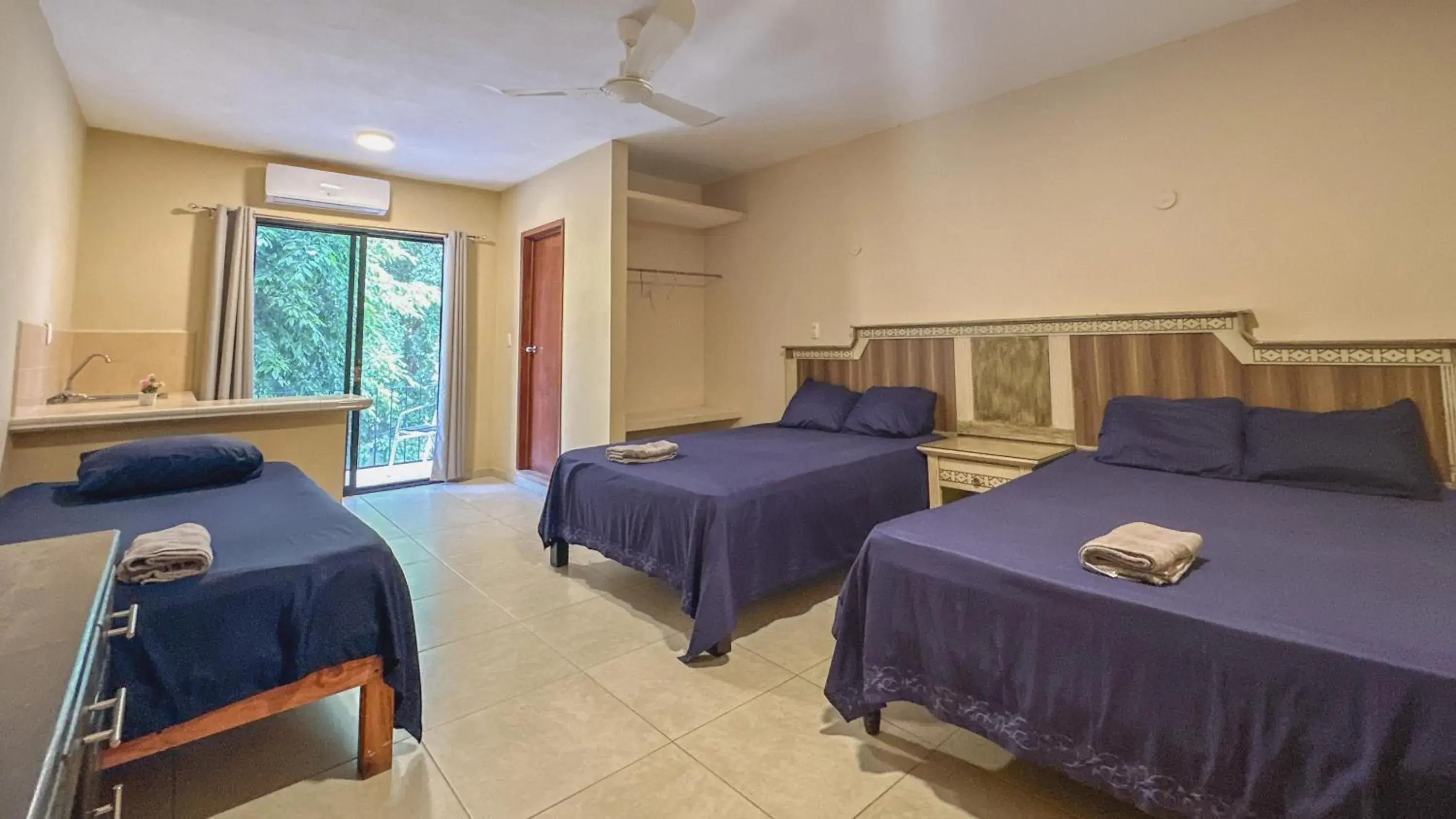 Comfort Triple Room with Shower in Casa Daniels Guesthouse Comfort Triple Room with Shower in Casa Daniels Guesthouse