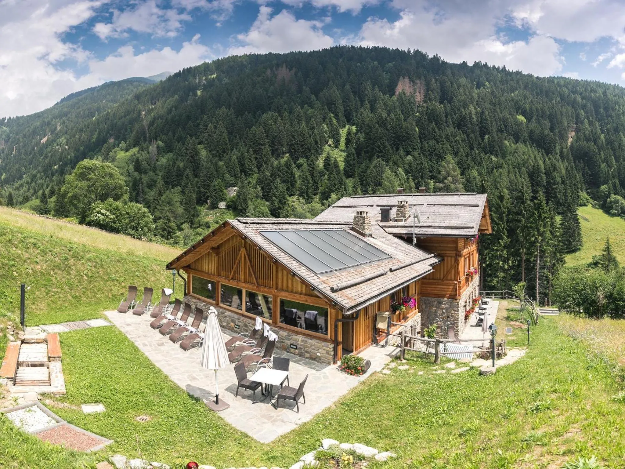 Property building in Hotel Chalet Alpenrose Bio Wellness Naturaktivhotel