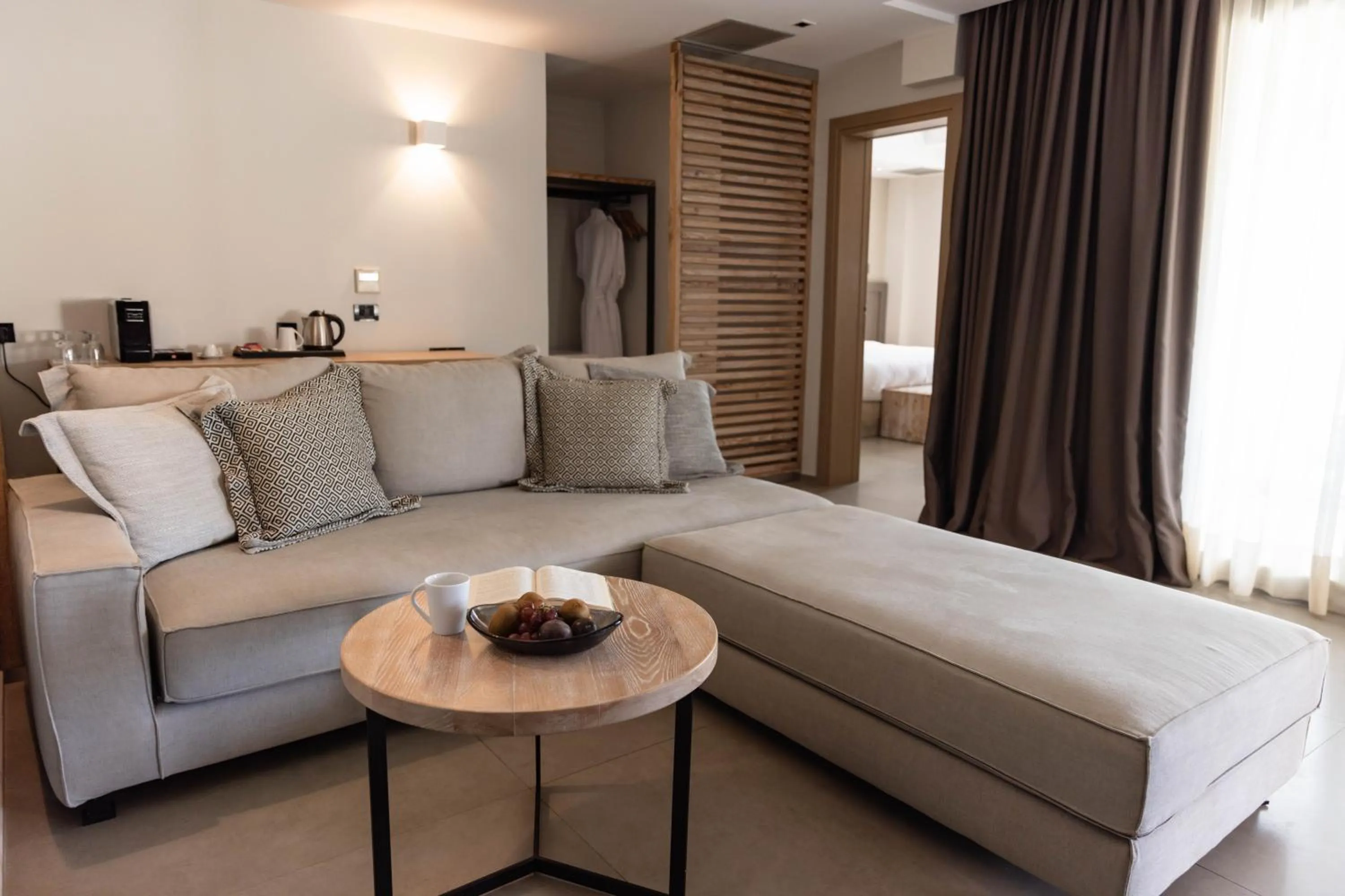 Coffee/tea facilities, Bed in Movenpick Resort Agios Nikolaos Sivota