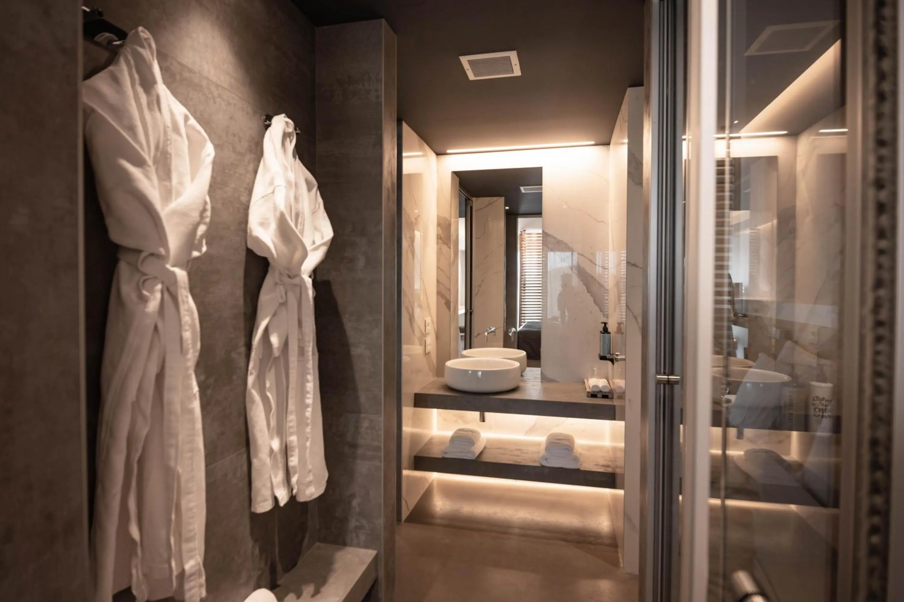 Shower in Movenpick Resort Agios Nikolaos Sivota