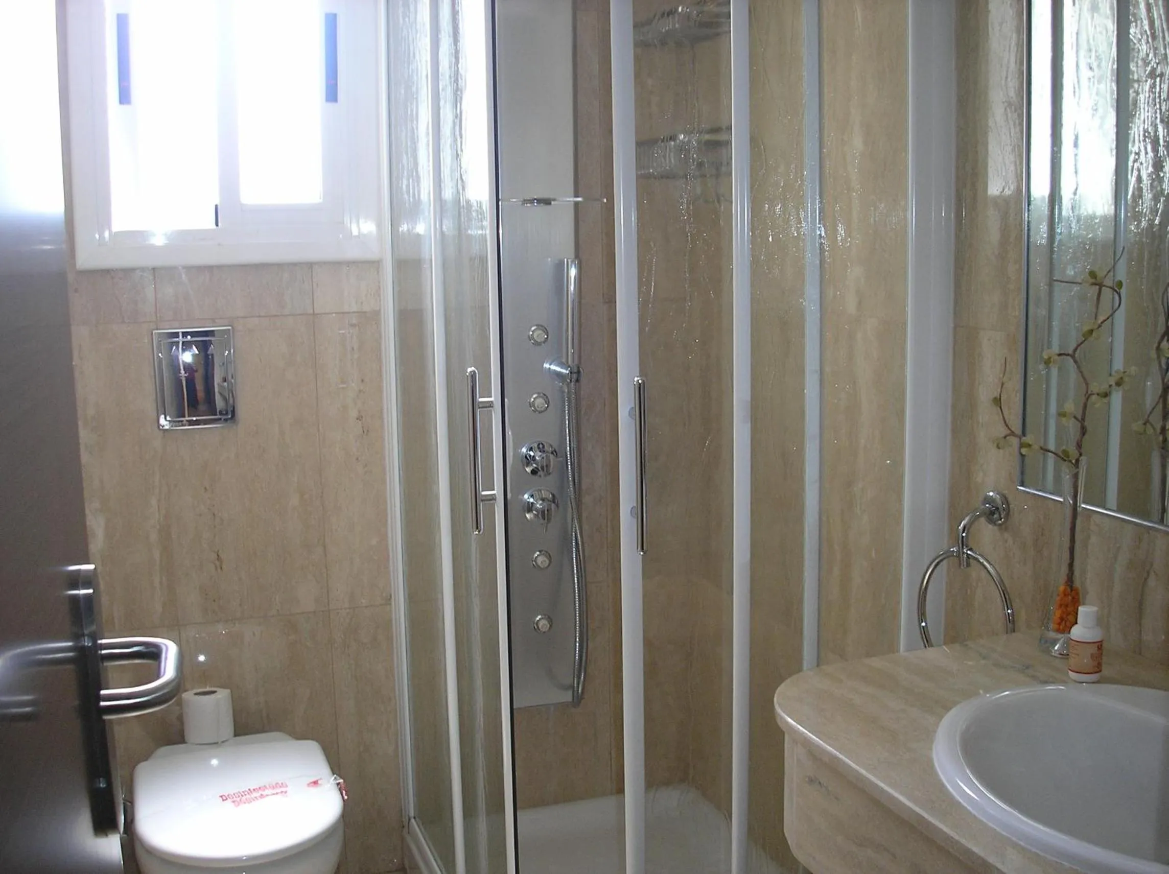 Shower in Hotel Santa Barbara