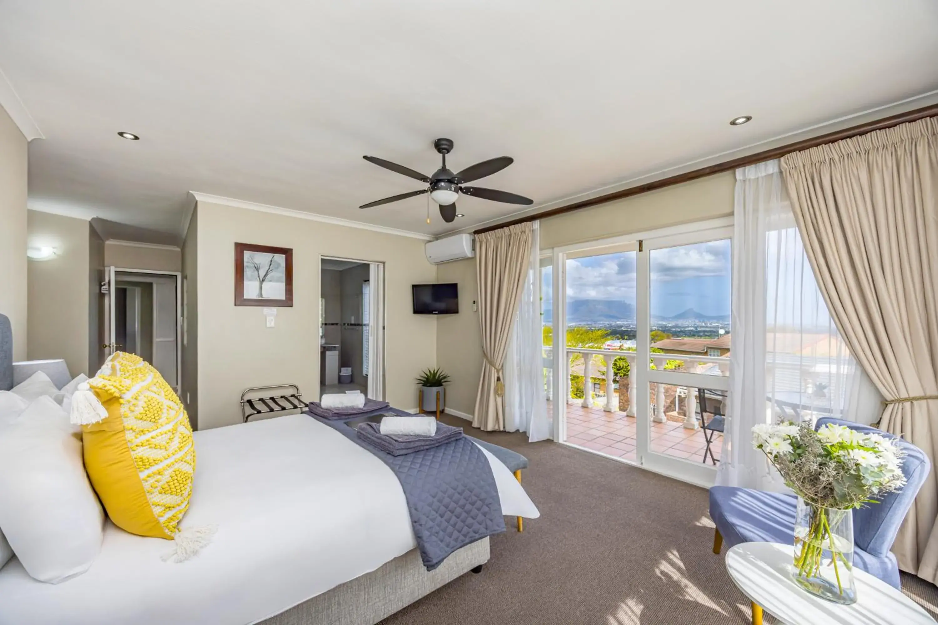 Deluxe Room - single occupancy in Plattekloof Premium Lodge Deluxe Room - single occupancy in Plattekloof Premium Lodge