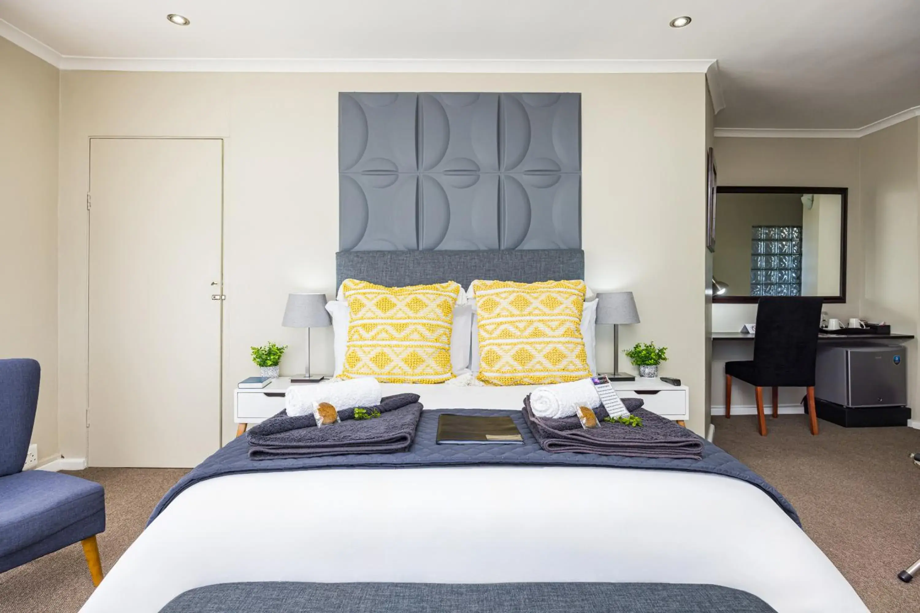 Deluxe Room - single occupancy in Plattekloof Premium Lodge Deluxe Room - single occupancy in Plattekloof Premium Lodge