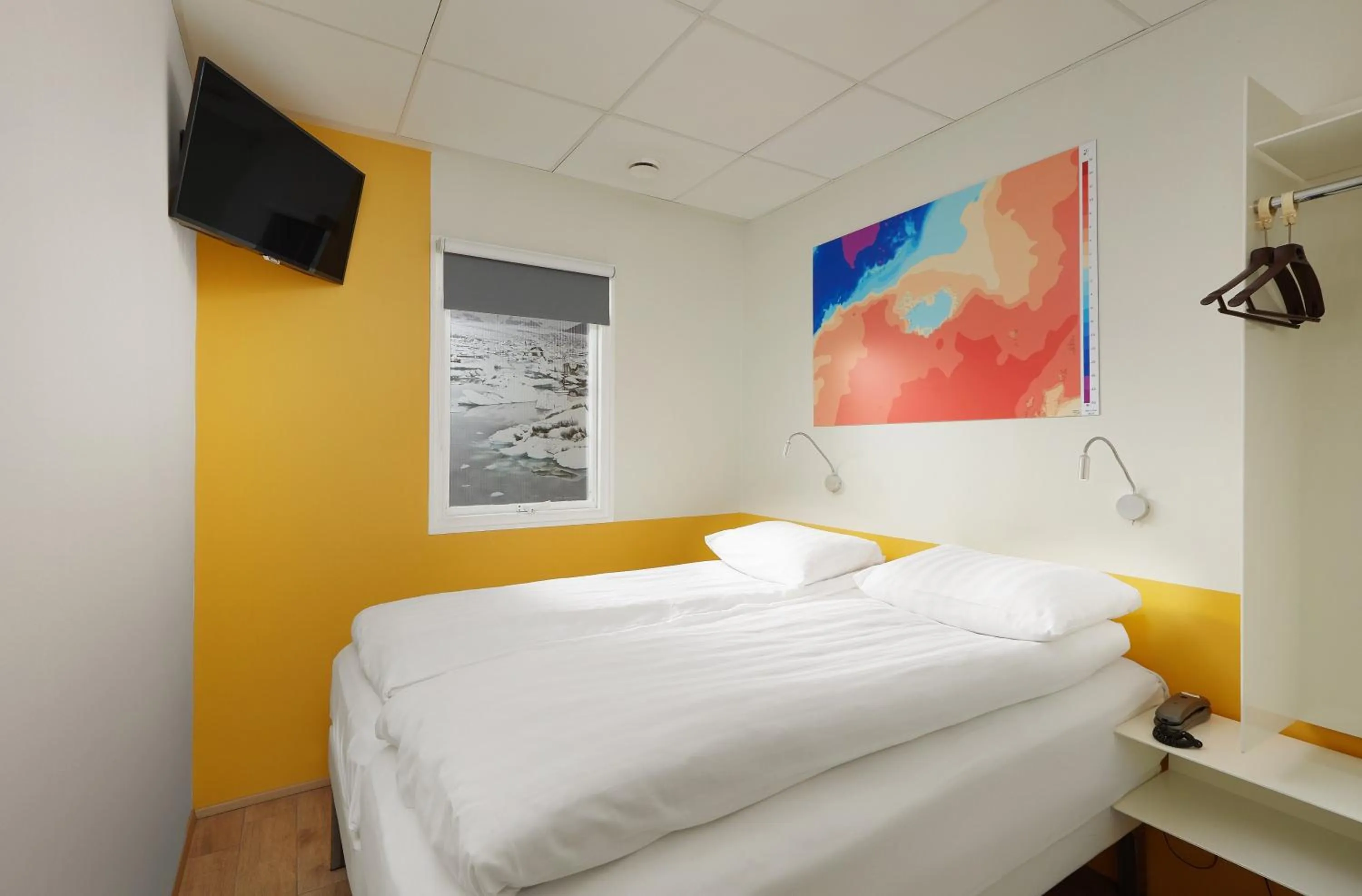 Bedroom, Bed in Hotel Cabin