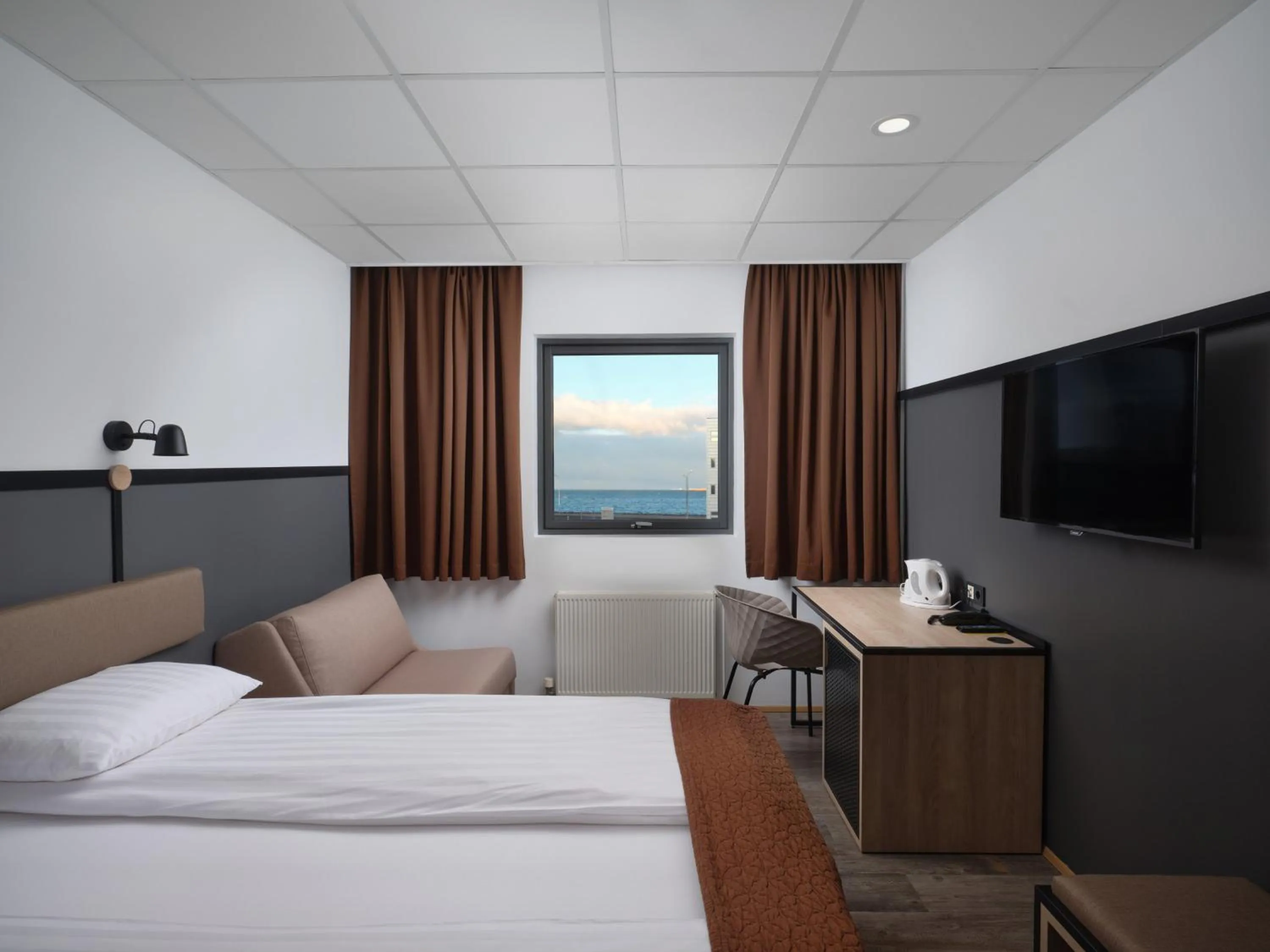 Bedroom, Bed in Hotel Cabin