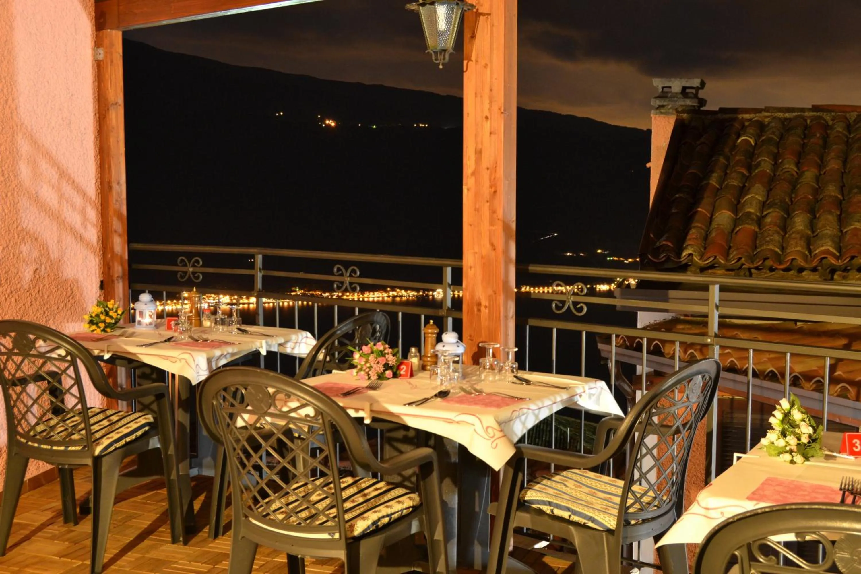 Restaurant/places to eat in Hotel Castello